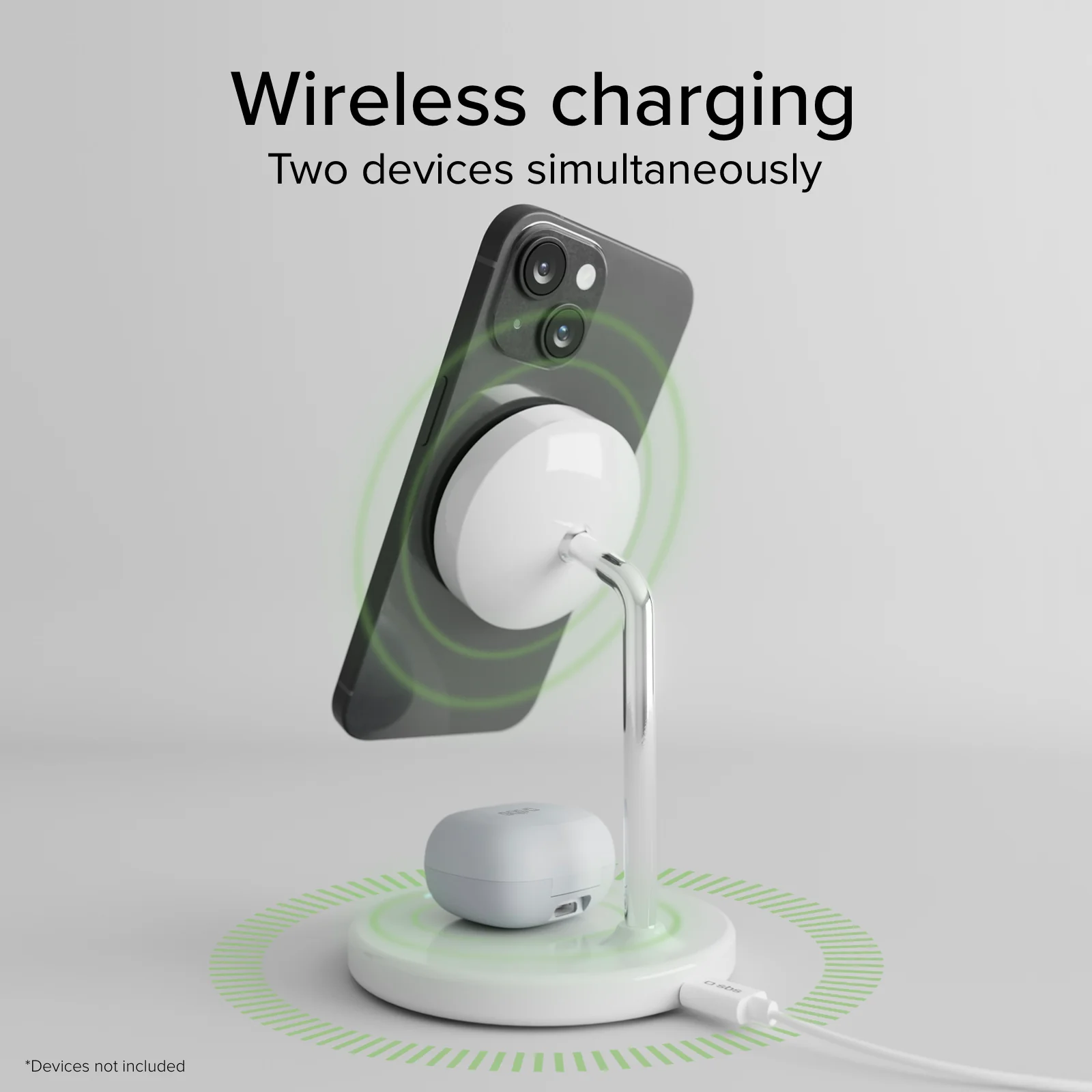 Eine kabellose Ladestation lädt gleichzeitig ein Smartphone und Ohrhörer, mit grünen Lade-Wellen-Grafiken.