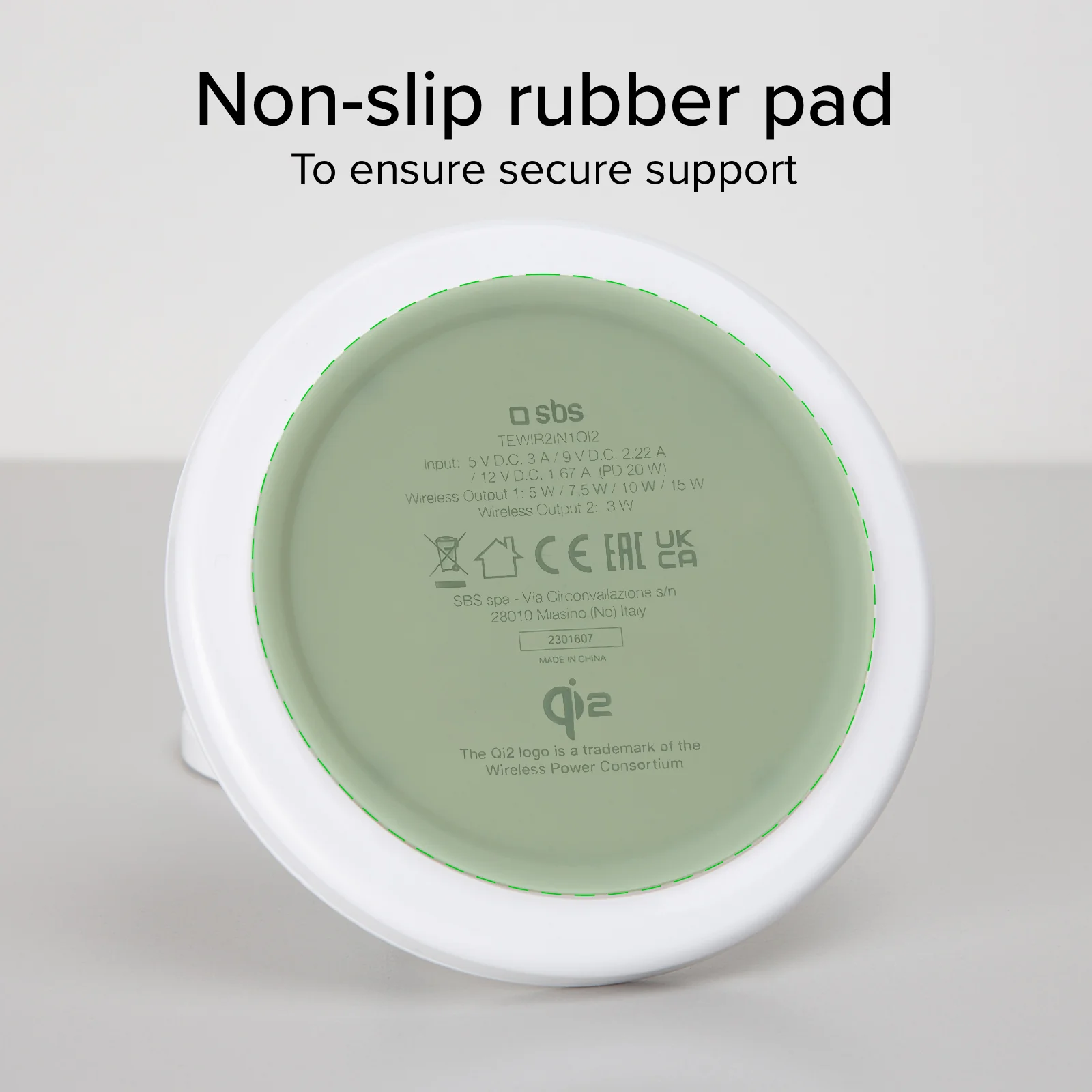 Unterseite eines weißen Geräts mit grünem Gummipad, Text und Logos.
