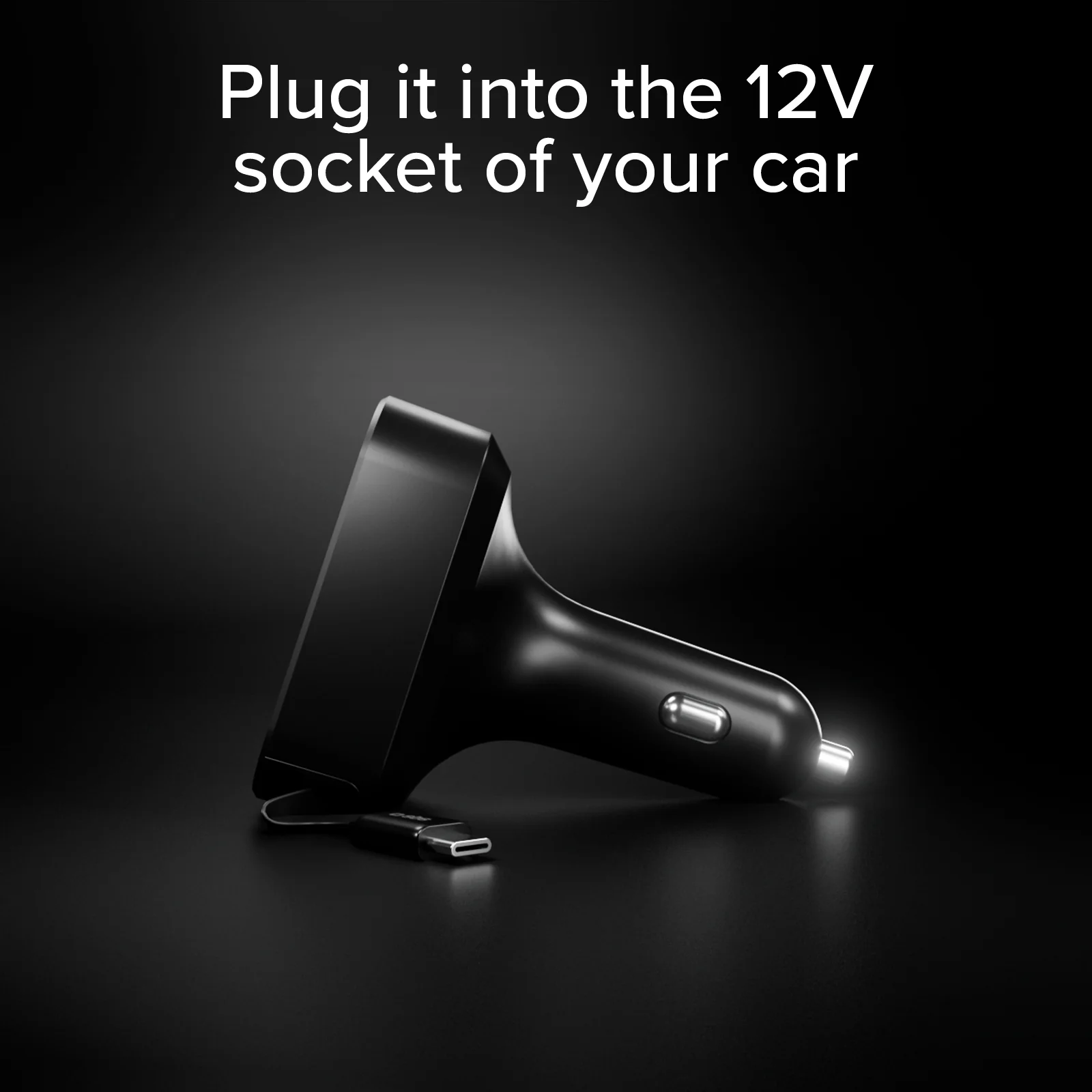 Schwarzes Autoladegerät mit USB-Kabel vor dunklem Hintergrund.