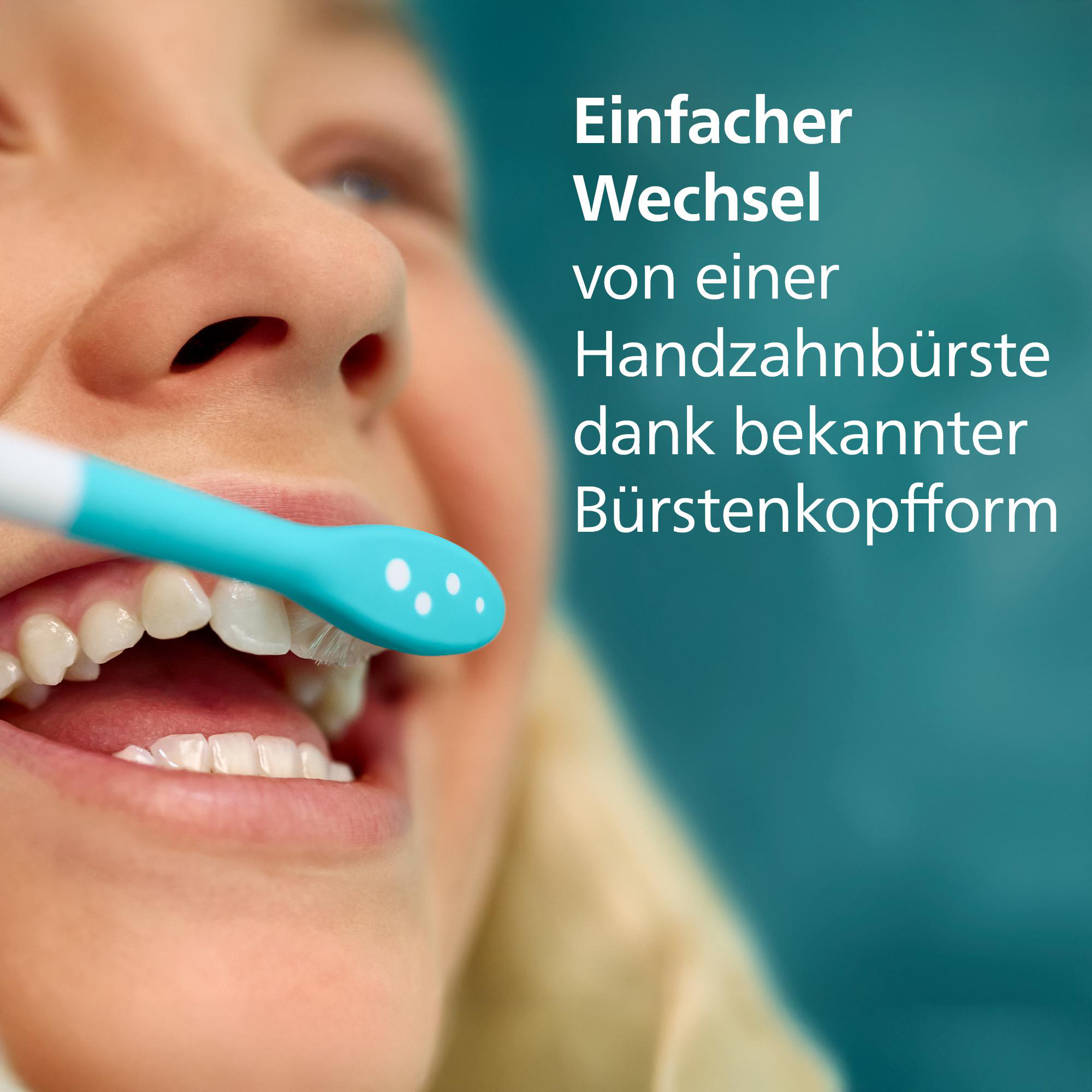 Ein Kind putzt sich die Zähne mit einer blauen Zahnbürste. Rechts ist deutscher Text zu sehen.
