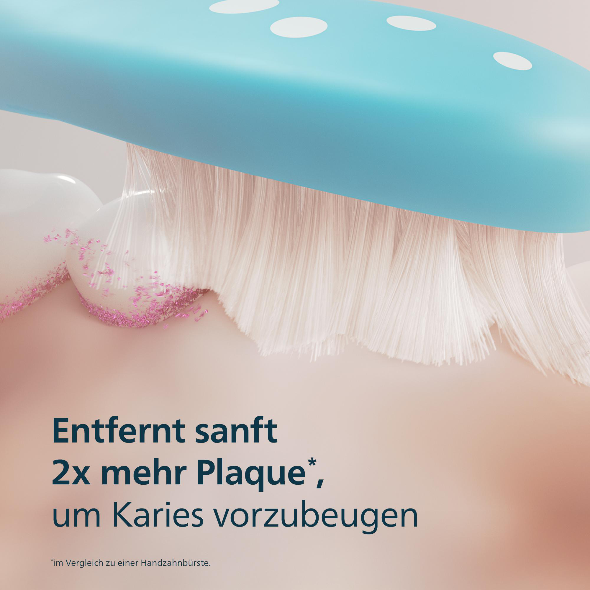 Blaue Zahnbürste mit weißen Borsten reinigt Zähne, Text: Entfernt sanft 2x mehr Plaque, um Karies vorzubeugen.