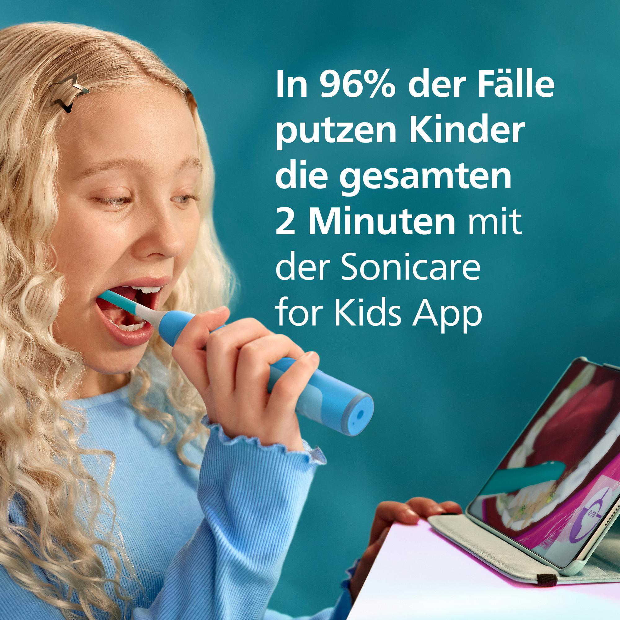 Ein blondes Mädchen putzt sich mit einer blauen Sonicare-Zahnbürste und einer App die Zähne.