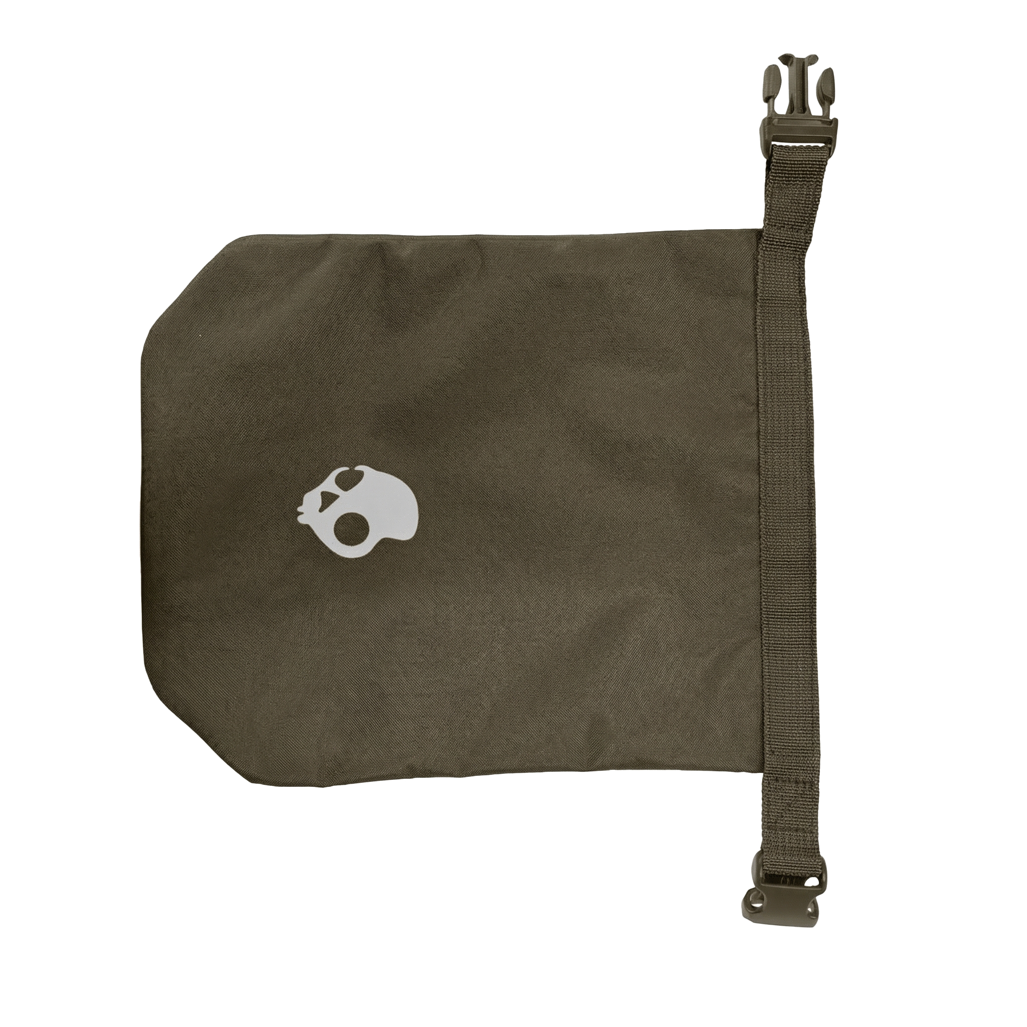 Olivgrüne Rolltop-Tasche mit weißem Totenkopf-Logo und Steckschnalle auf weißem Grund.