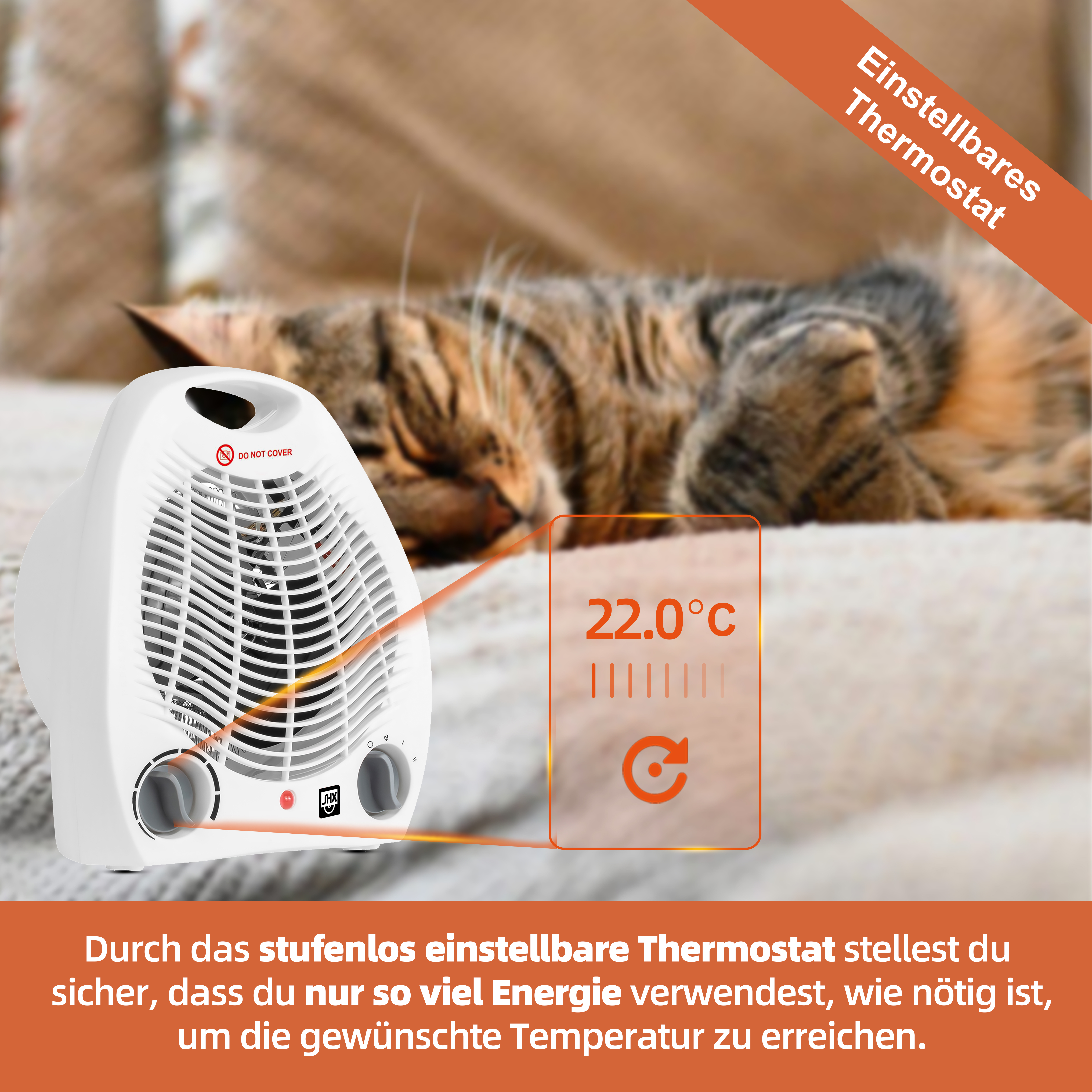 Ein weißer Heizlüfter steht auf dem Boden, im Hintergrund schläft eine getigerte Katze auf einem Teppich.