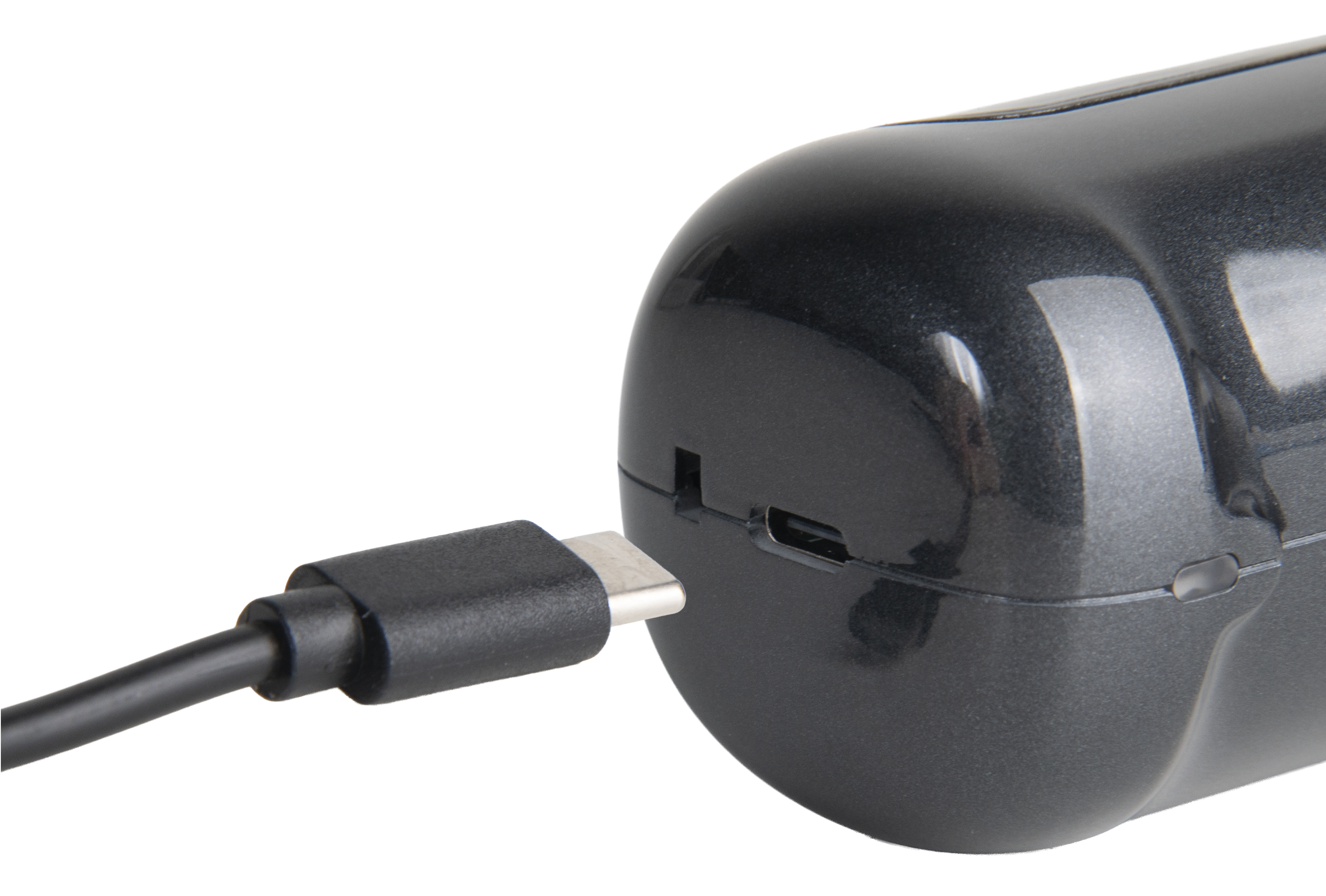 Czarny kabel USB-C zbliża się do portu ładowania czarnego powerbanku na czarnym tle.
