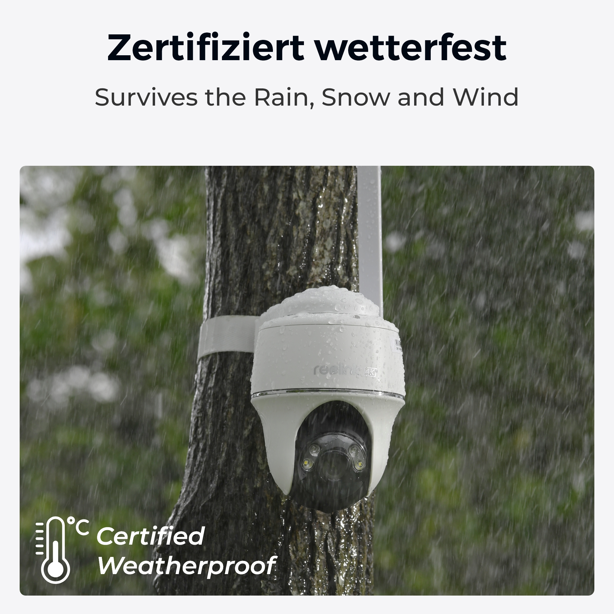 Wetterfeste weiße Überwachungskamera an einem Baum im starken Regen.