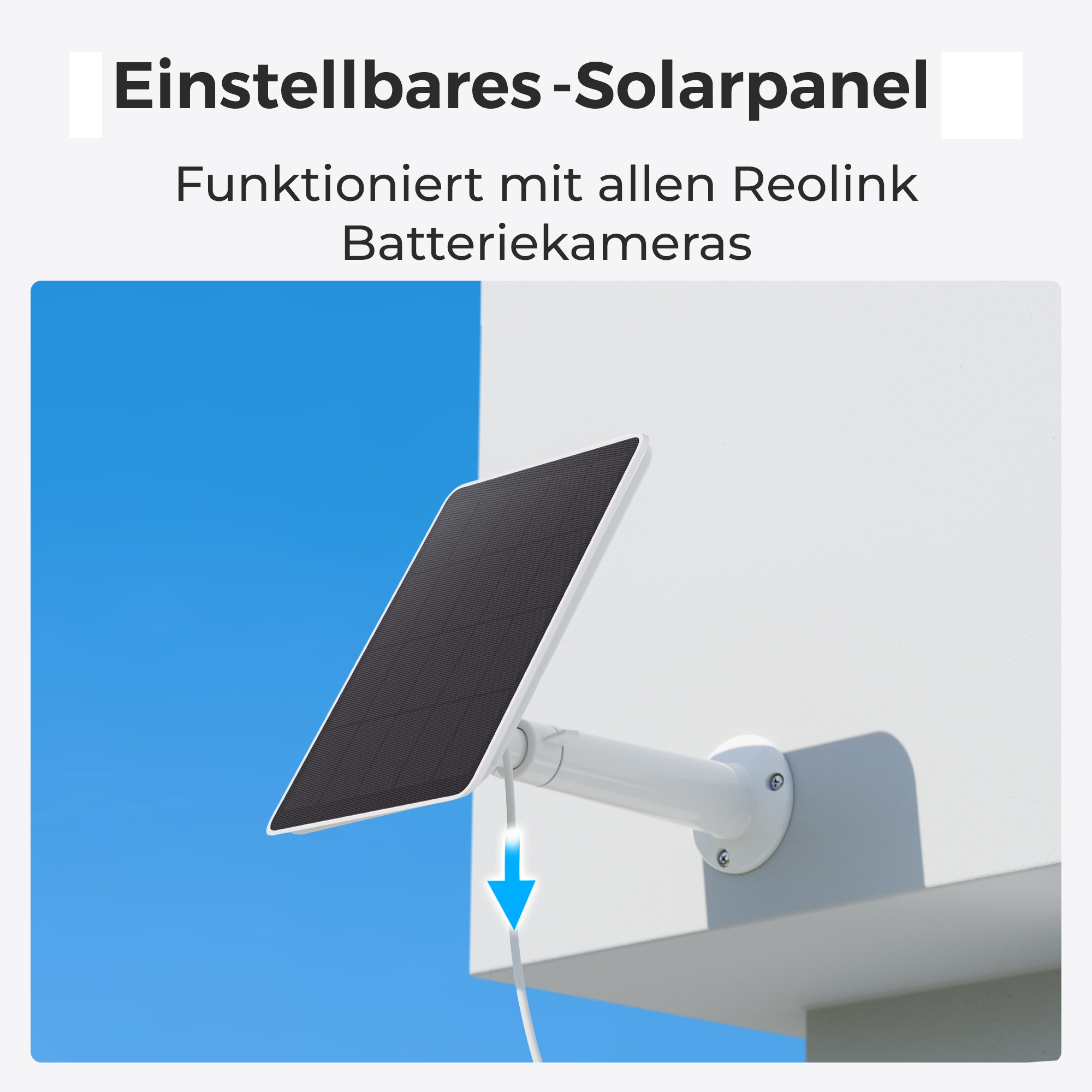 Einstellbares Solarpanel mit weißer Halterung an einer Wand gegen einen blauen Himmel.