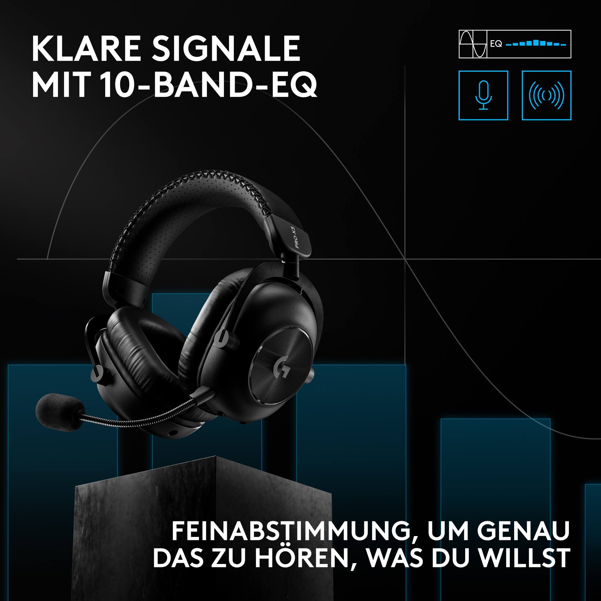 Schwarze Gaming-Headset mit Mikrofon auf einem grauen Sockel vor dunklem Hintergrund mit blauen Akzenten.