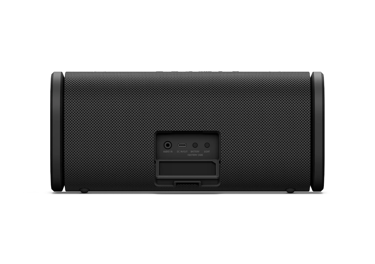 Ses ve USB-C baglanti noktalarina sahip siyah kablosuz hoparlorun arkasi.