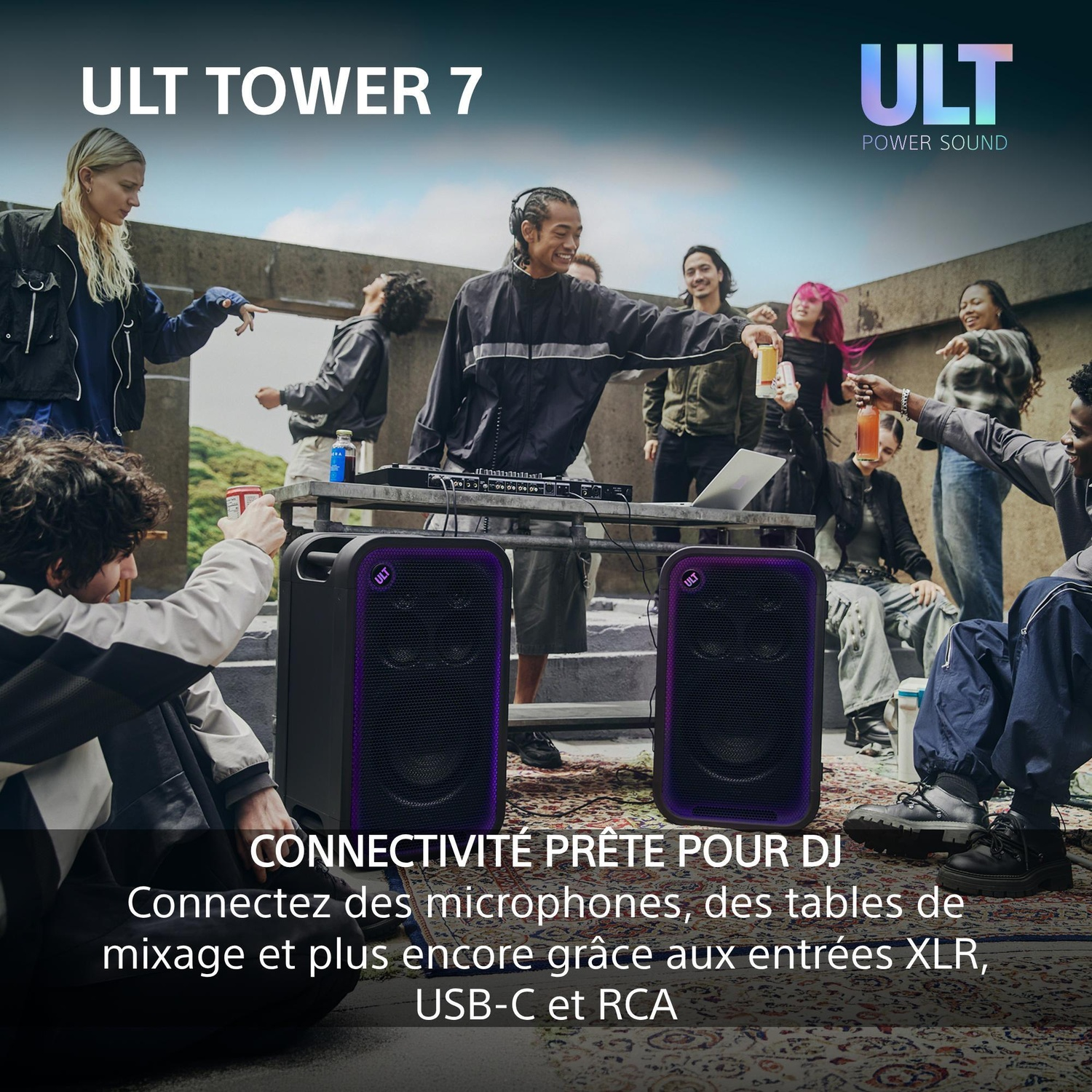 Des amis font la fête en plein air autour d'une console de DJ et de deux grands haut-parleurs.