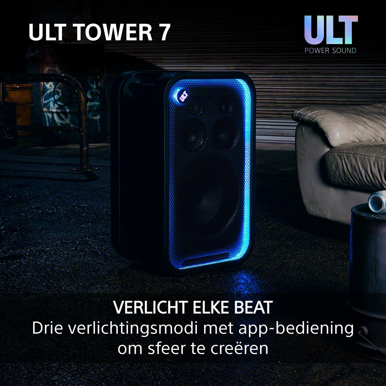 Een zwarte ULT Tower 7 luidspreker met blauwe randverlichting in een stedelijke ruimte.