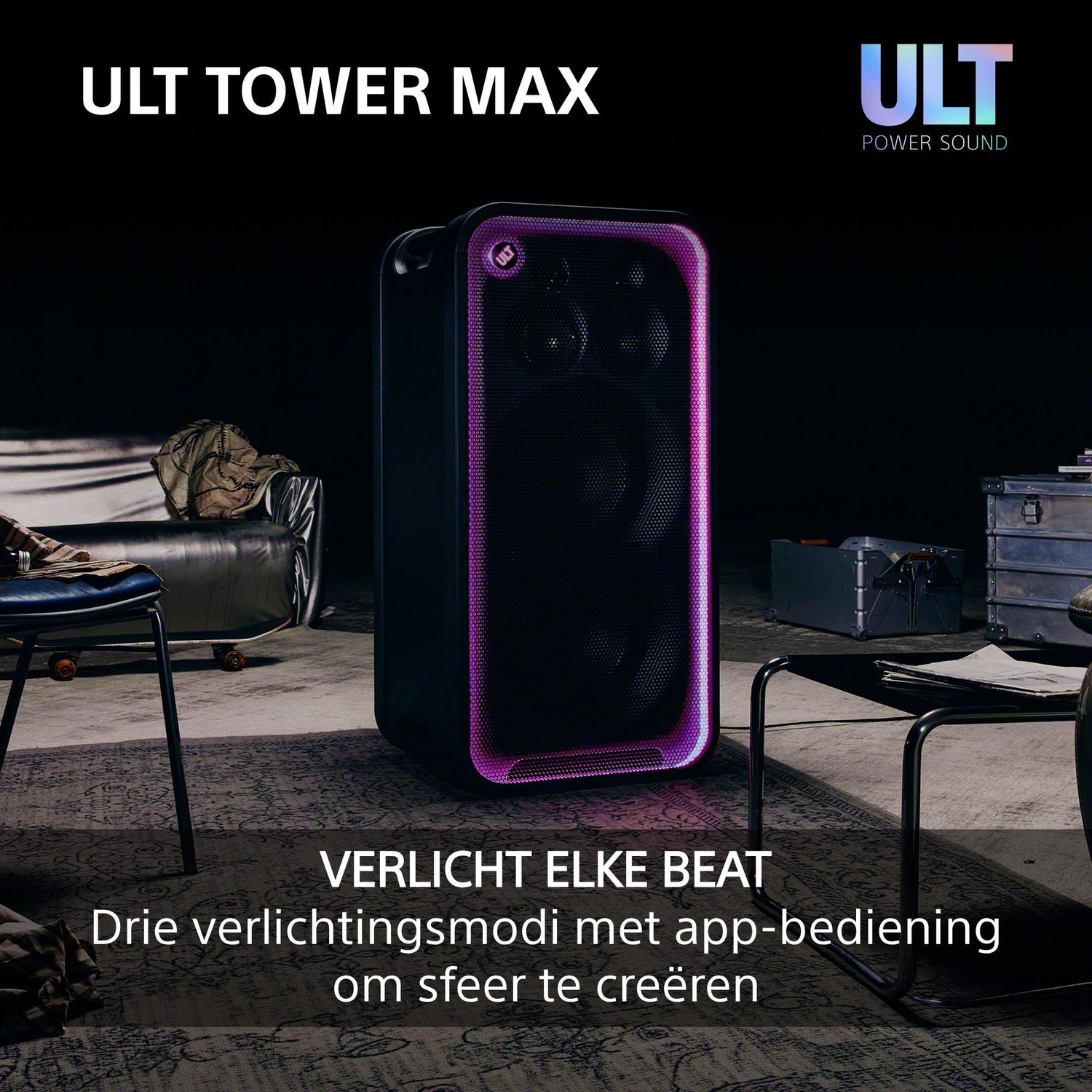 Een zwarte torenspeaker met gloeiende paarse randverlichting in een schemerige kamer.