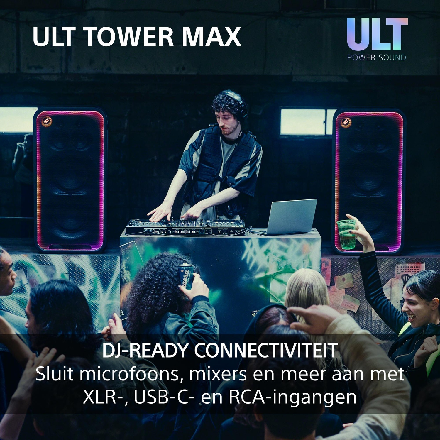 DJ staat achter mixer met grote speakers op een feest.