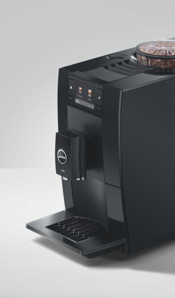 Schwarze Jura-Kaffeemaschine mit Display und Bohnenbehälter auf hellem Hintergrund.