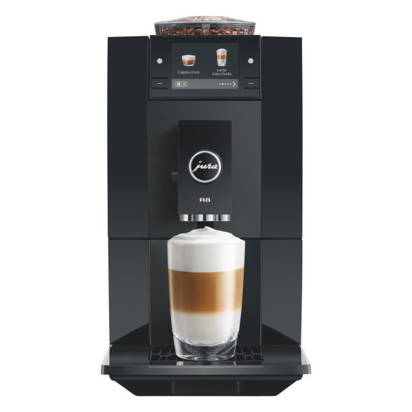 Schwarzer Jura Kaffeevollautomat mit Display, der ein Latte Macchiato in einem Glas zubereitet.