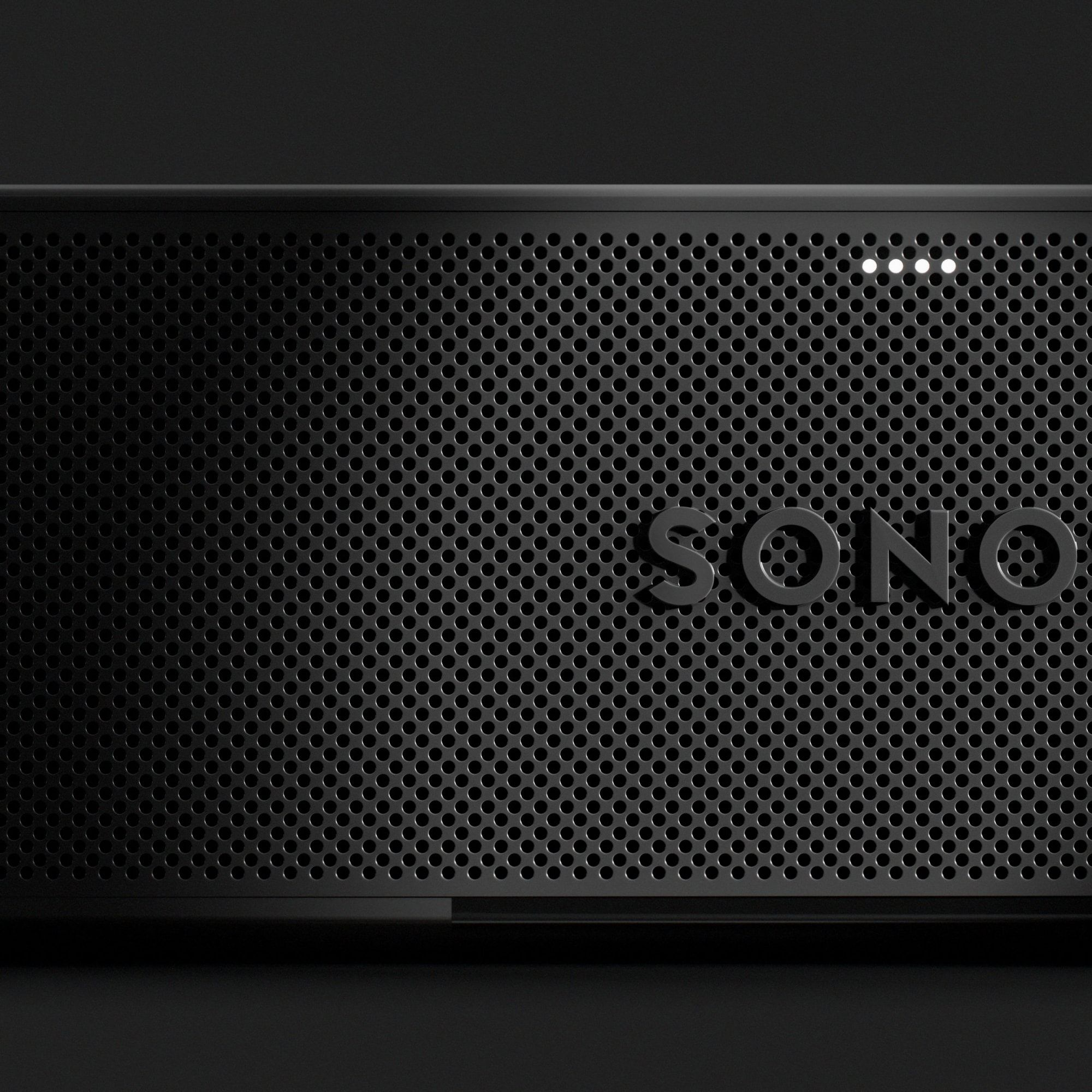 Haut-parleur Sonos noir avec grille métallique perforée et quatre petites lumières.
