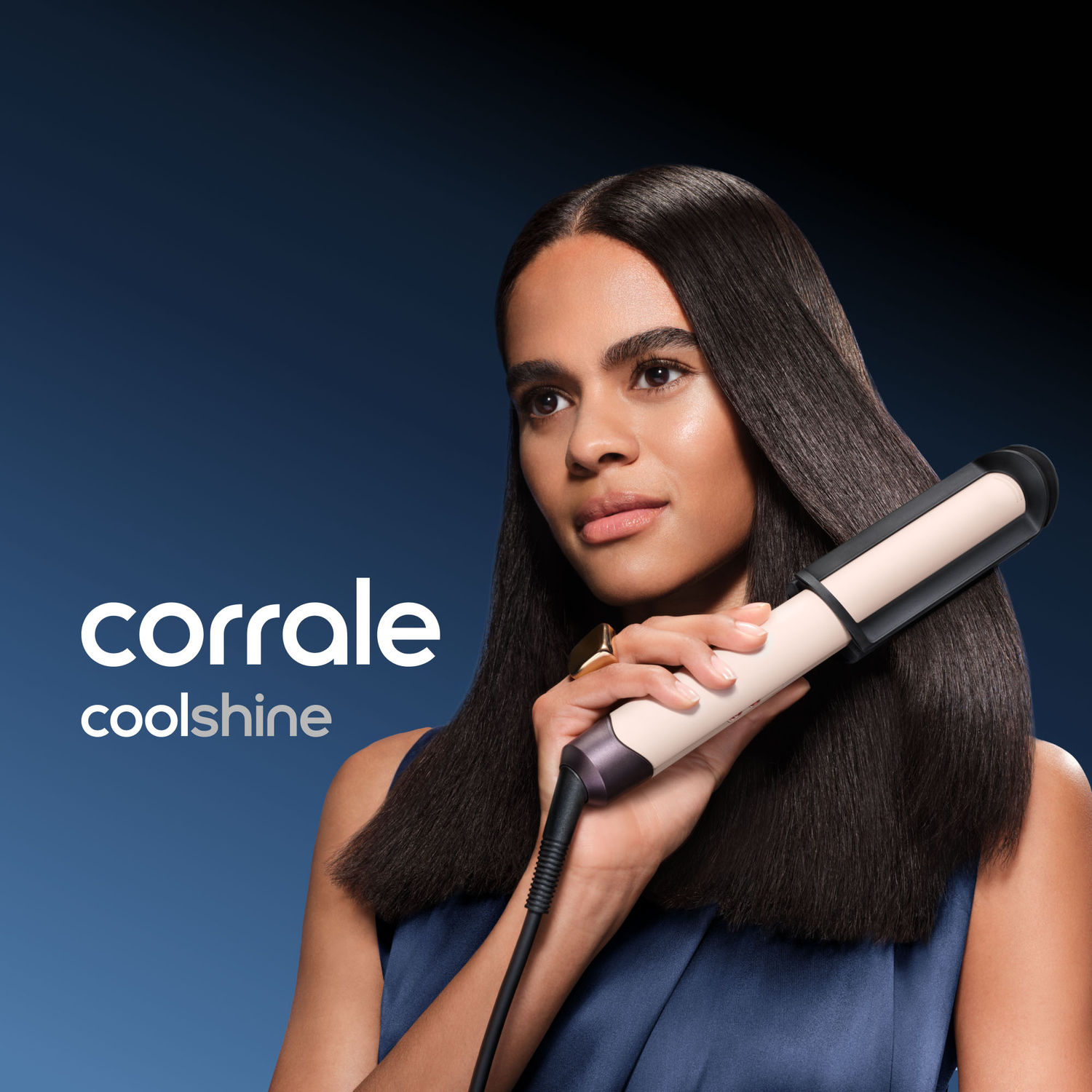 Een vrouw met stijl haar houdt een stijltang vast, tegen een blauwe achtergrond met "corrale coolshine" tekst.