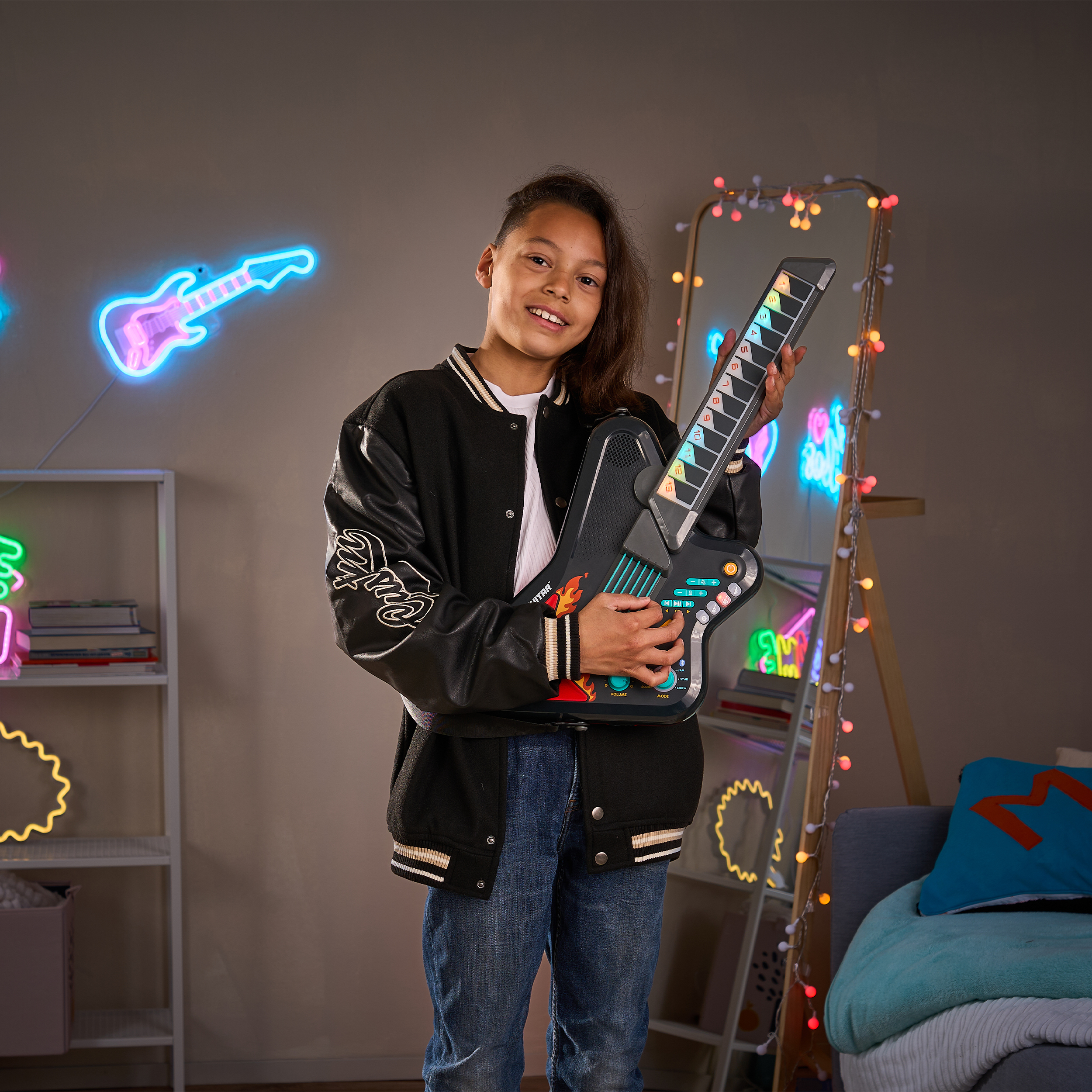 Ein Kind hält eine Spielzeuggitarre in einem Raum mit Neonlichtern.