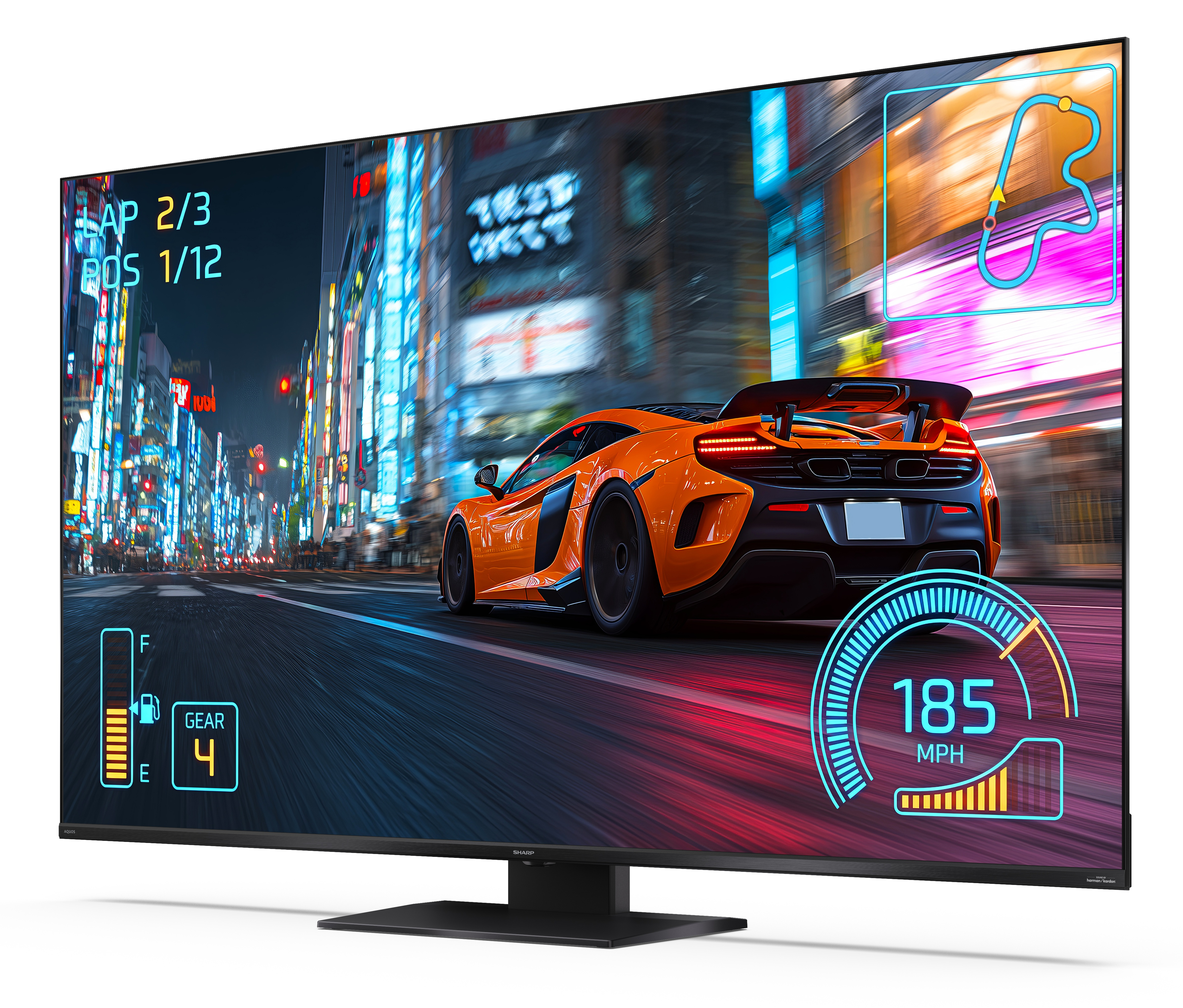 Duży telewizor wyświetla grę wyścigową z pomarańczowym samochodem sportowym w oświetlonym mieście.