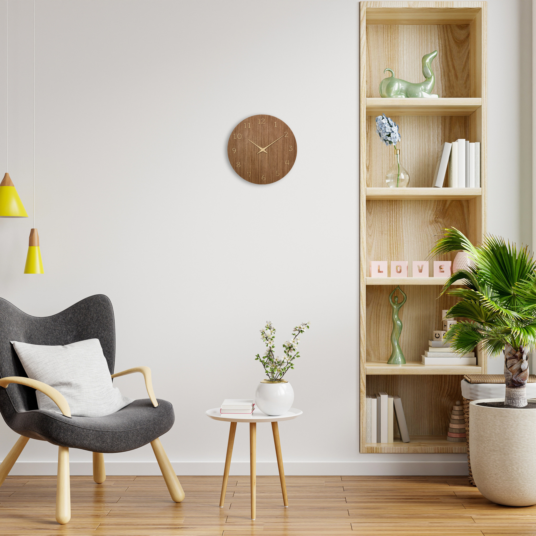 Moderne Inneneinrichtung mit grauem Sessel, Holzuhr, Beistelltisch und Regal mit Dekor.