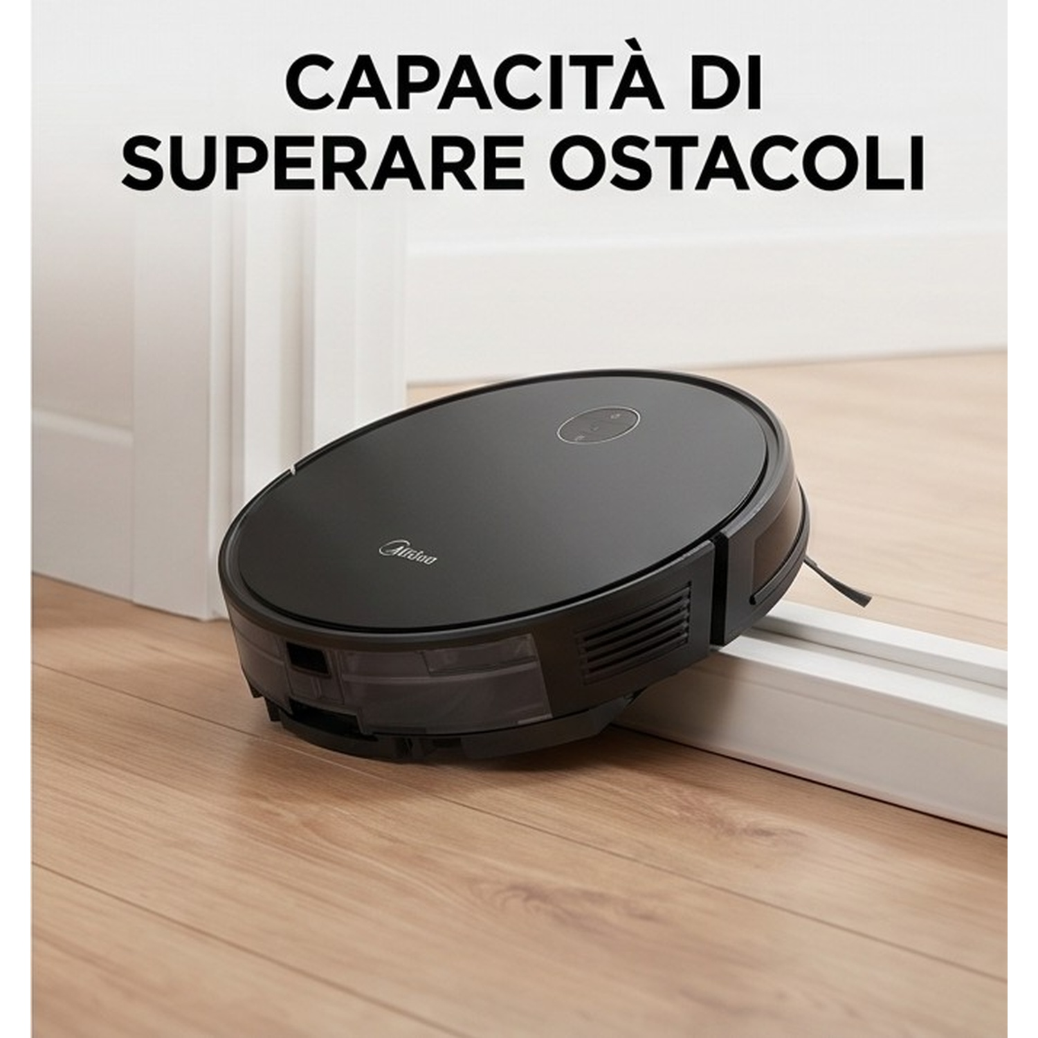 Un robot aspirapolvere nero supera la soglia di una porta bianca su pavimento in legno.