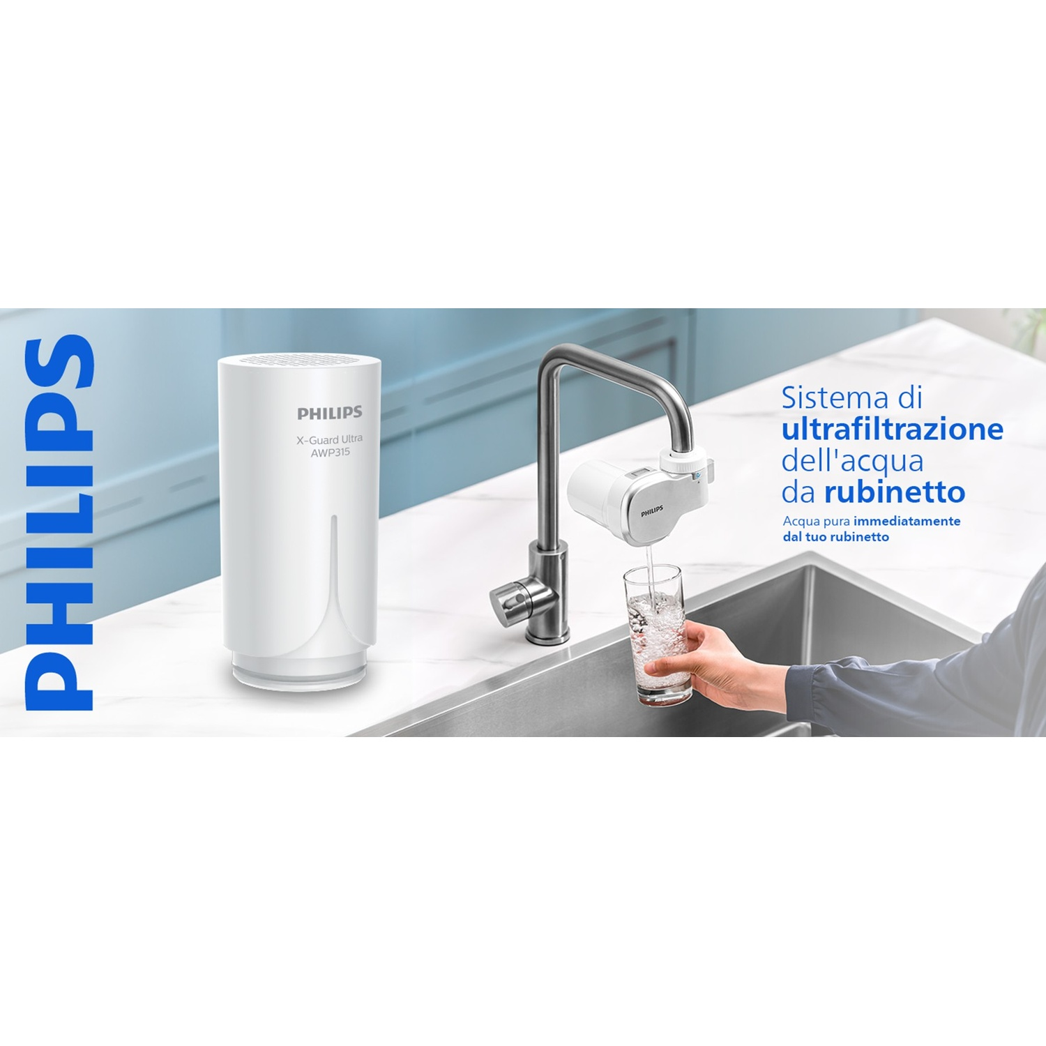 Sistema di ultrafiltrazione Philips su rubinetto da cucina con cartuccia filtrante e persona che riempie un bicchiere.