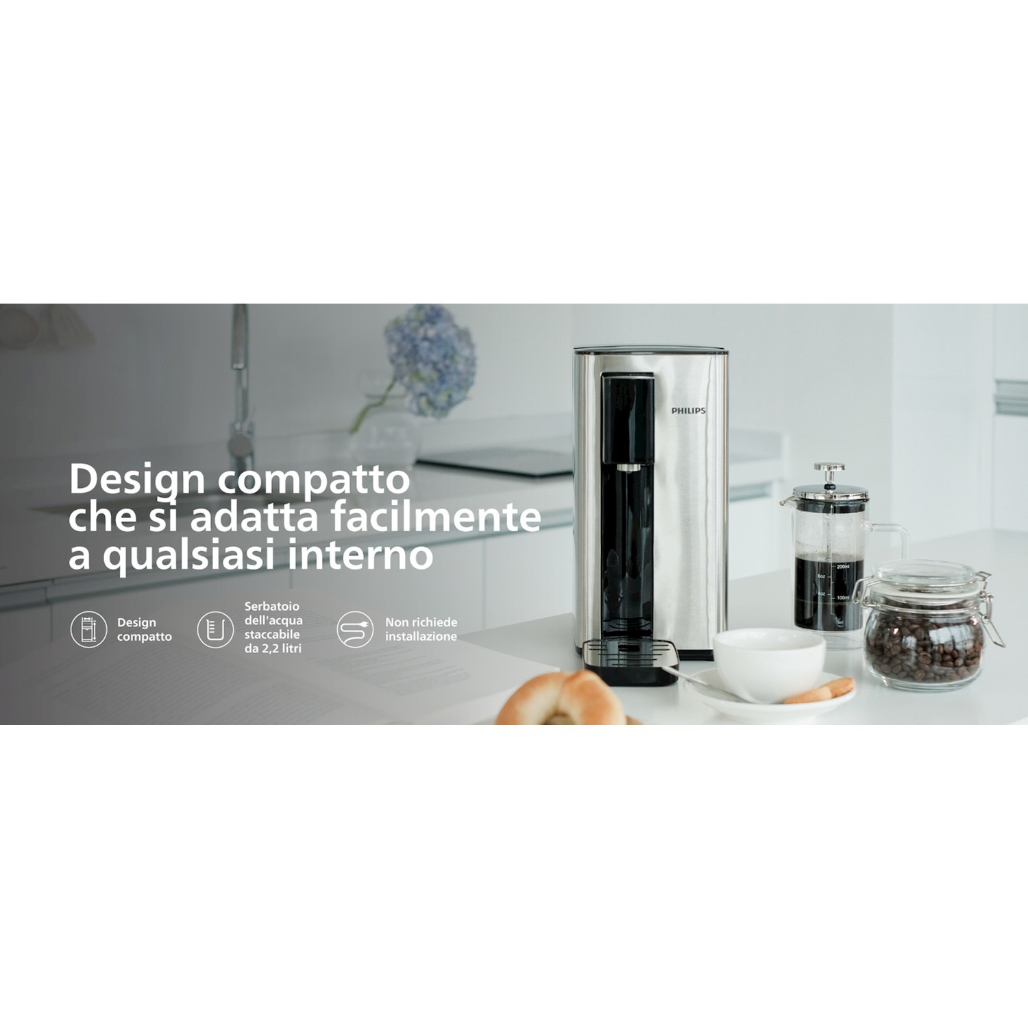 Macchina da caffè Philips compatta su bancone con tazza, caffettiera a stantuffo e barattolo.