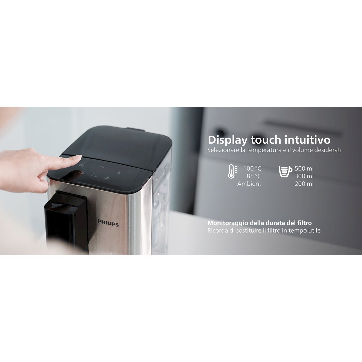 Una mano sfiora il display touch digitale di un erogatore d'acqua calda Philips argentato con impostazioni.