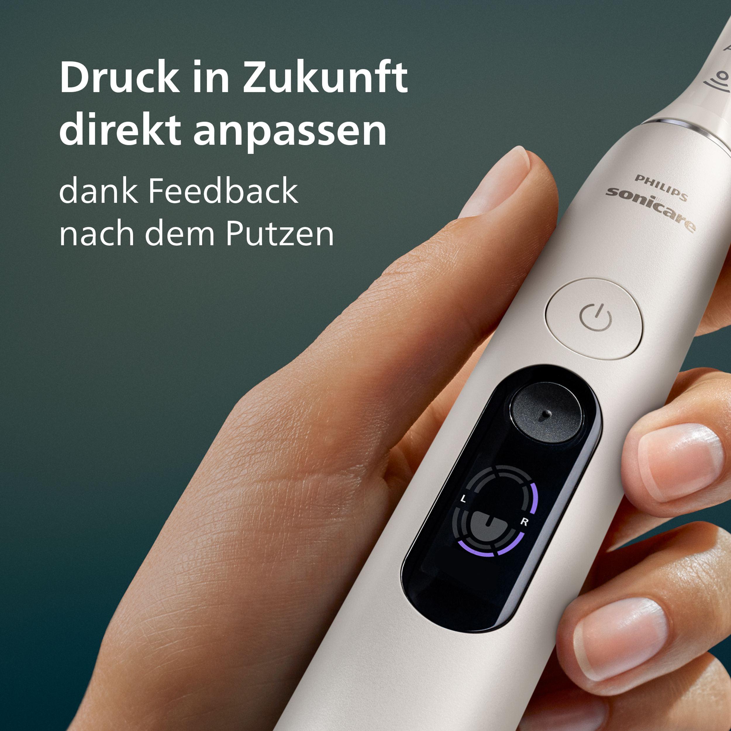 Main tenant une brosse à dents blanche Philips Sonicare avec écran et texte.
