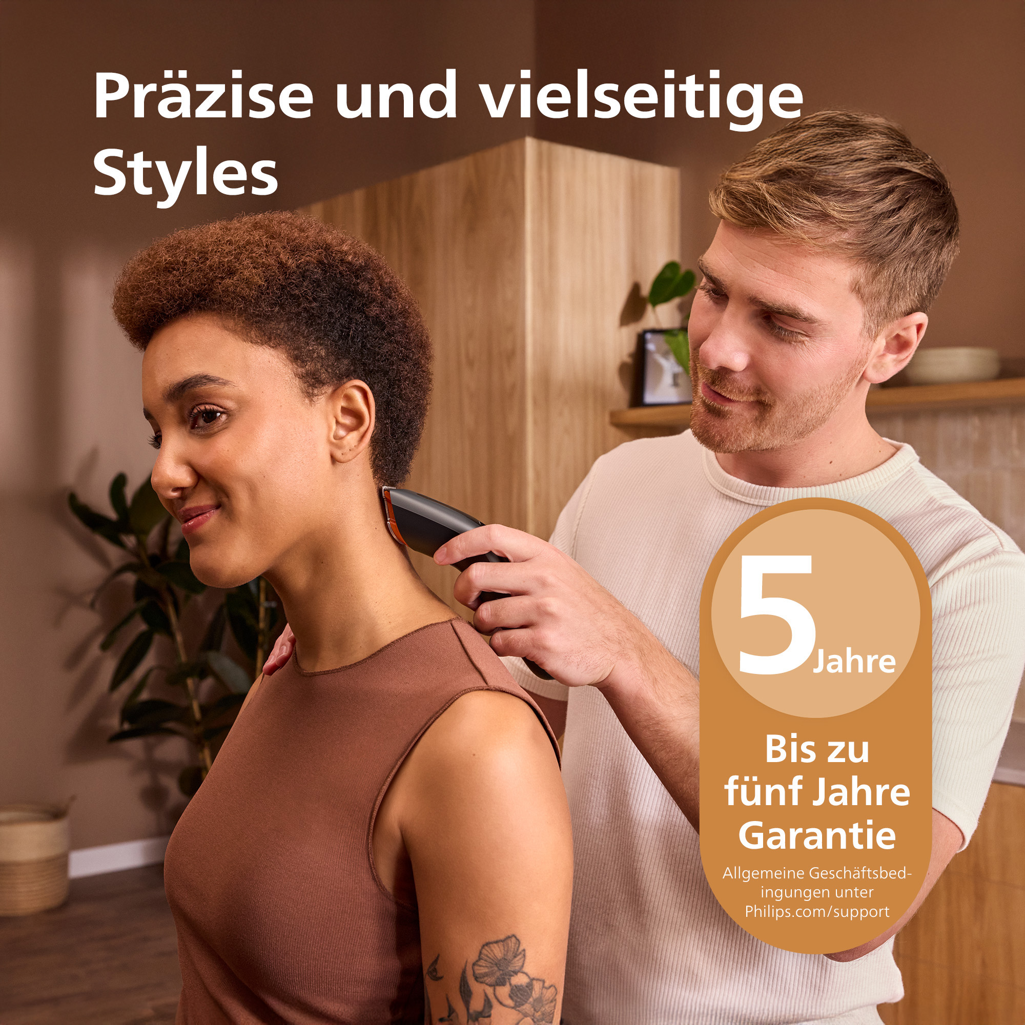 Un homme utilise une tondeuse pour couper les cheveux dans la nuque d'une femme.