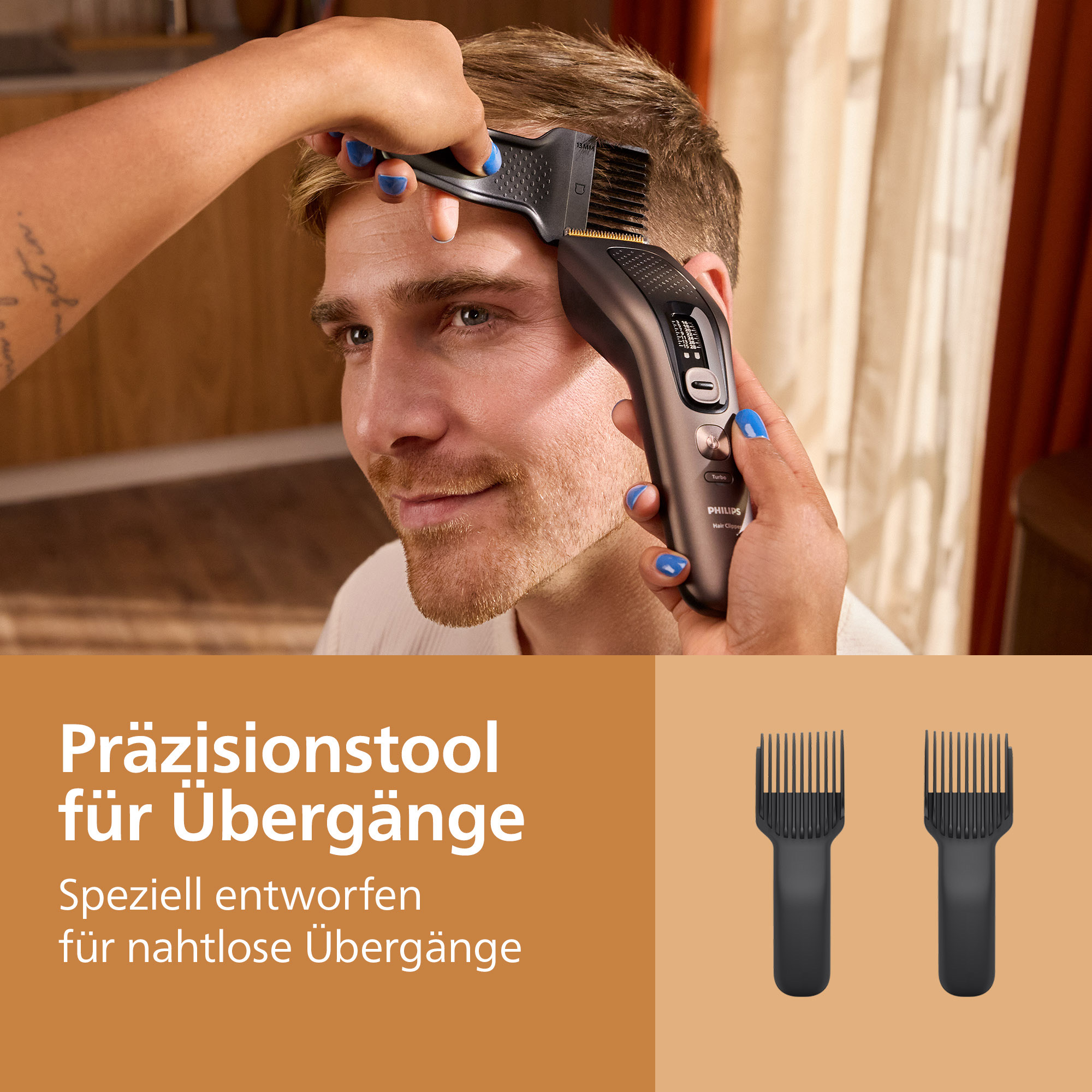 Une personne coupe les cheveux d'un homme avec une tondeuse Philips et un sabot spécial.
