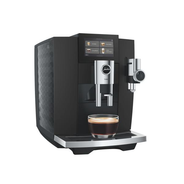 Eine schwarze Jura-Kaffeemaschine mit Touchscreen und einer Tasse frischem Espresso auf der Abtropffläche.