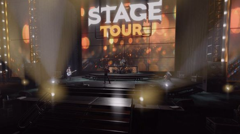 Eine Band tritt auf einer dunklen Bühne auf, im Hintergrund ein großer Bildschirm mit der Aufschrift STAGE TOUR.