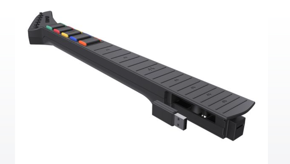 Ein schwarzer Gitarrencontroller mit bunten Knöpfen und einem USB-Dongle auf weißem Hintergrund.