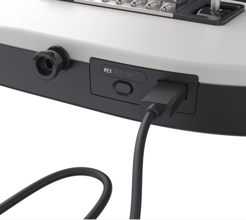 Nahaufnahme eines weißen Geräts mit einem angeschlossenen schwarzen USB-Kabel und Schaltern.