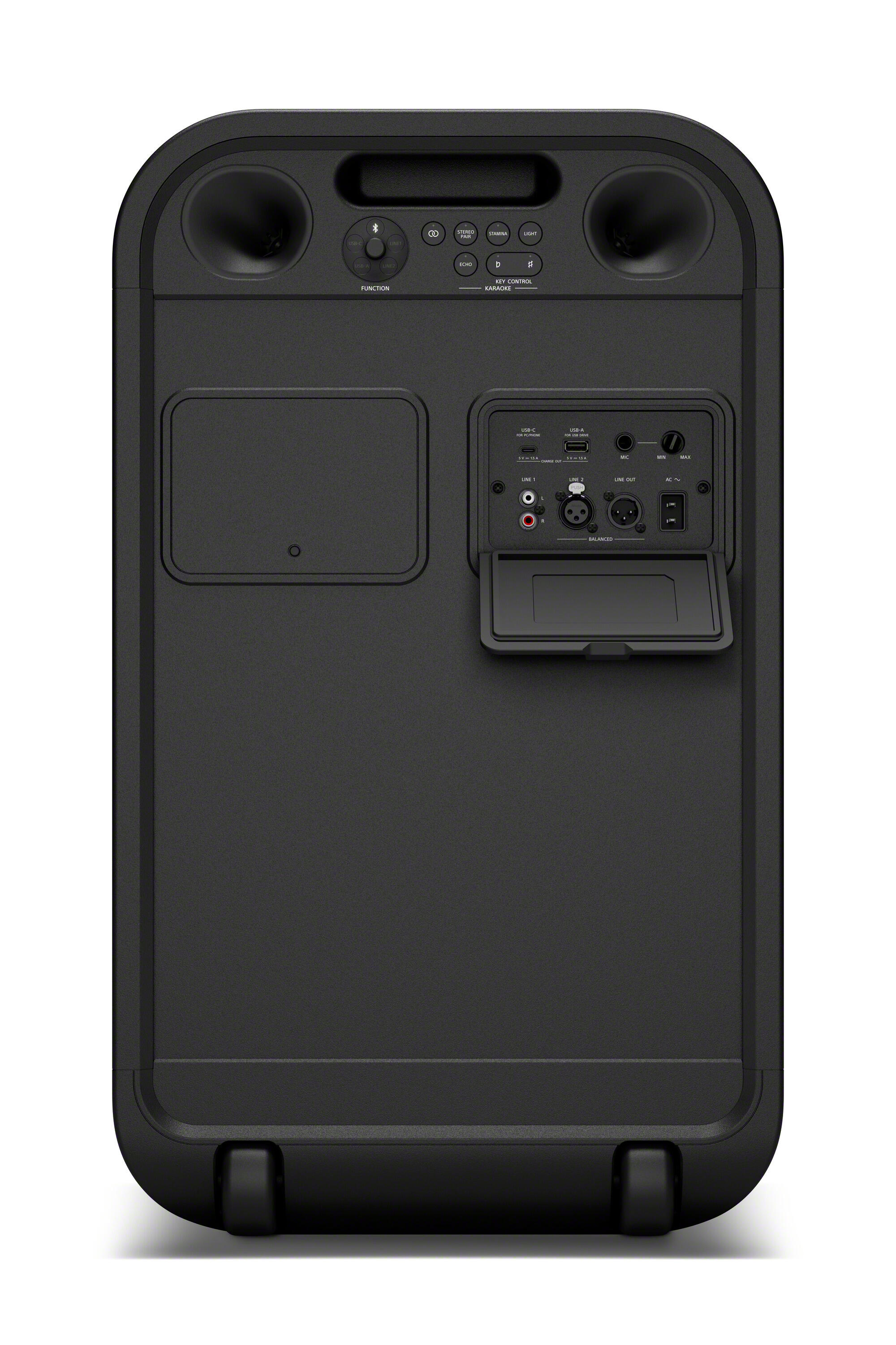 Vista trasera de un altavoz de fiesta negro con panel de control, puertos de conexión y pequeñas ruedas.