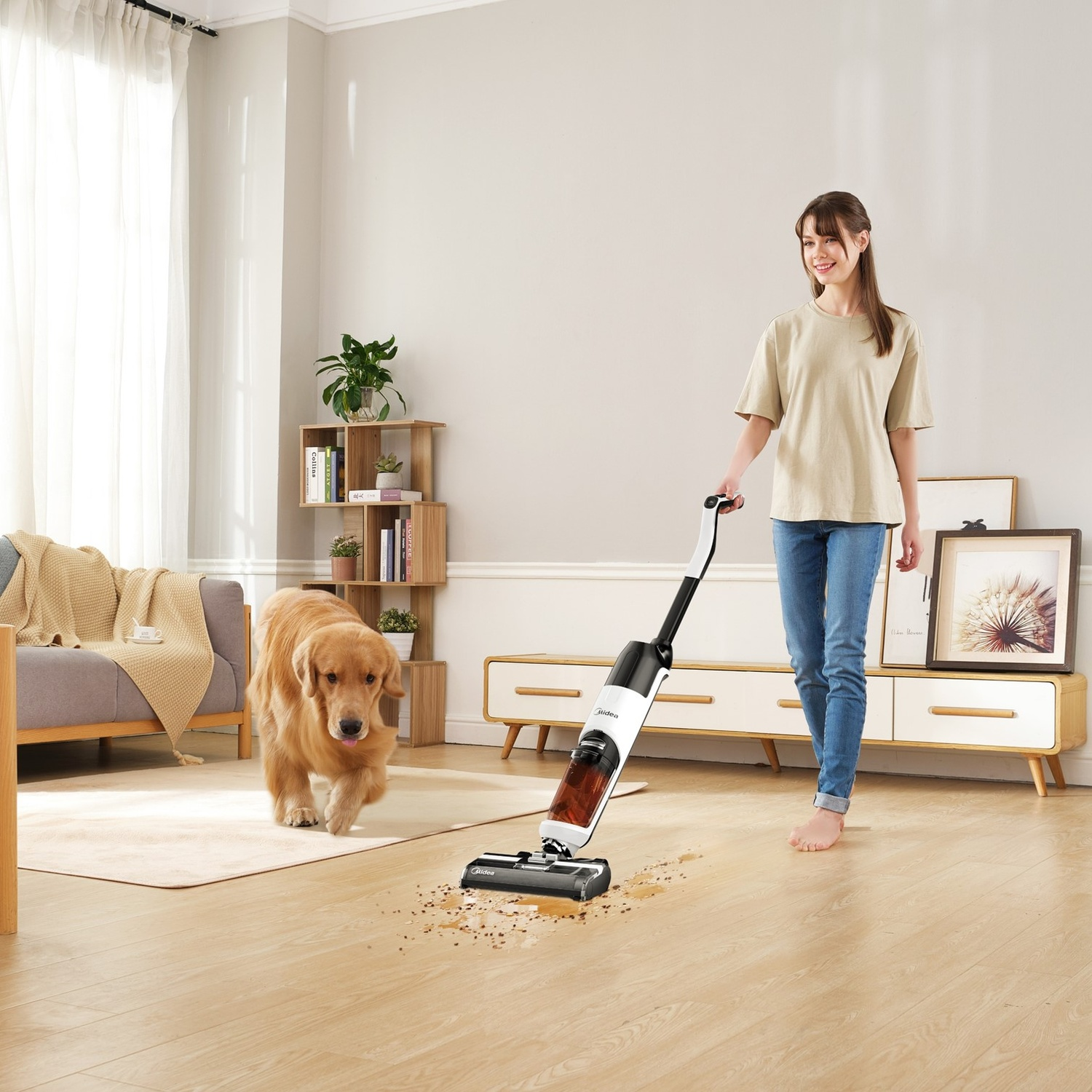 Una donna pulisce un pavimento in legno con un aspirapolvere mentre un golden retriever guarda.