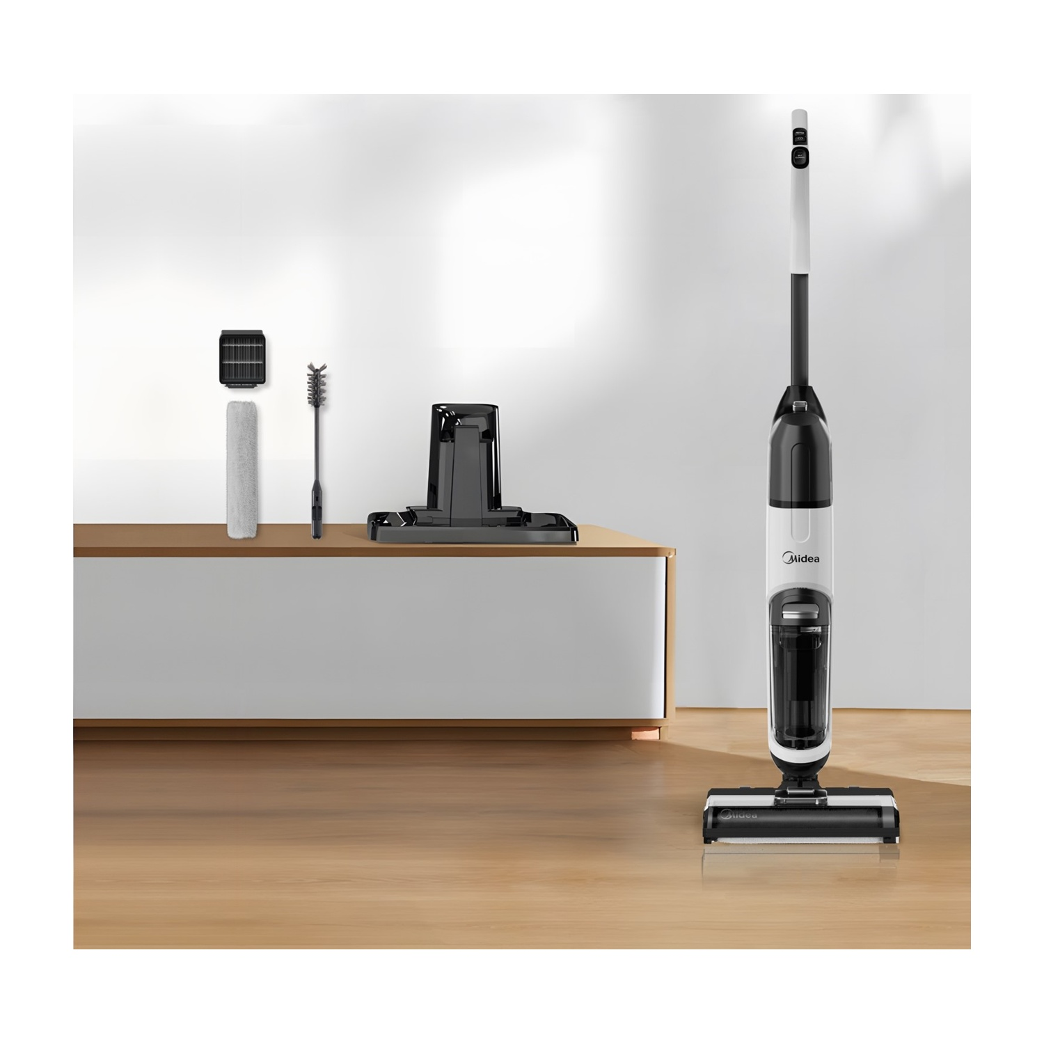 Un aspirapolvere senza fili bianco e nero su pavimento in legno, con accessori su un mobile.