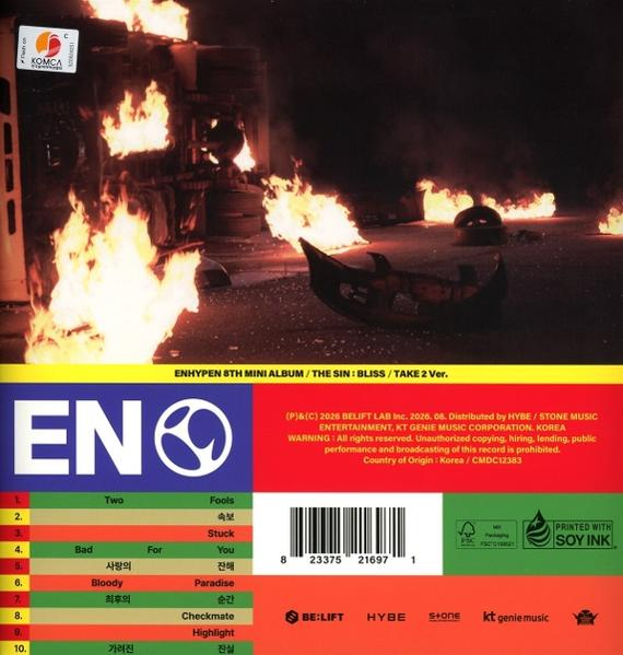 Albumrückseite mit brennendem Fahrzeug bei Nacht über einer Titelliste, einem Barcode und bunten Blöcken.