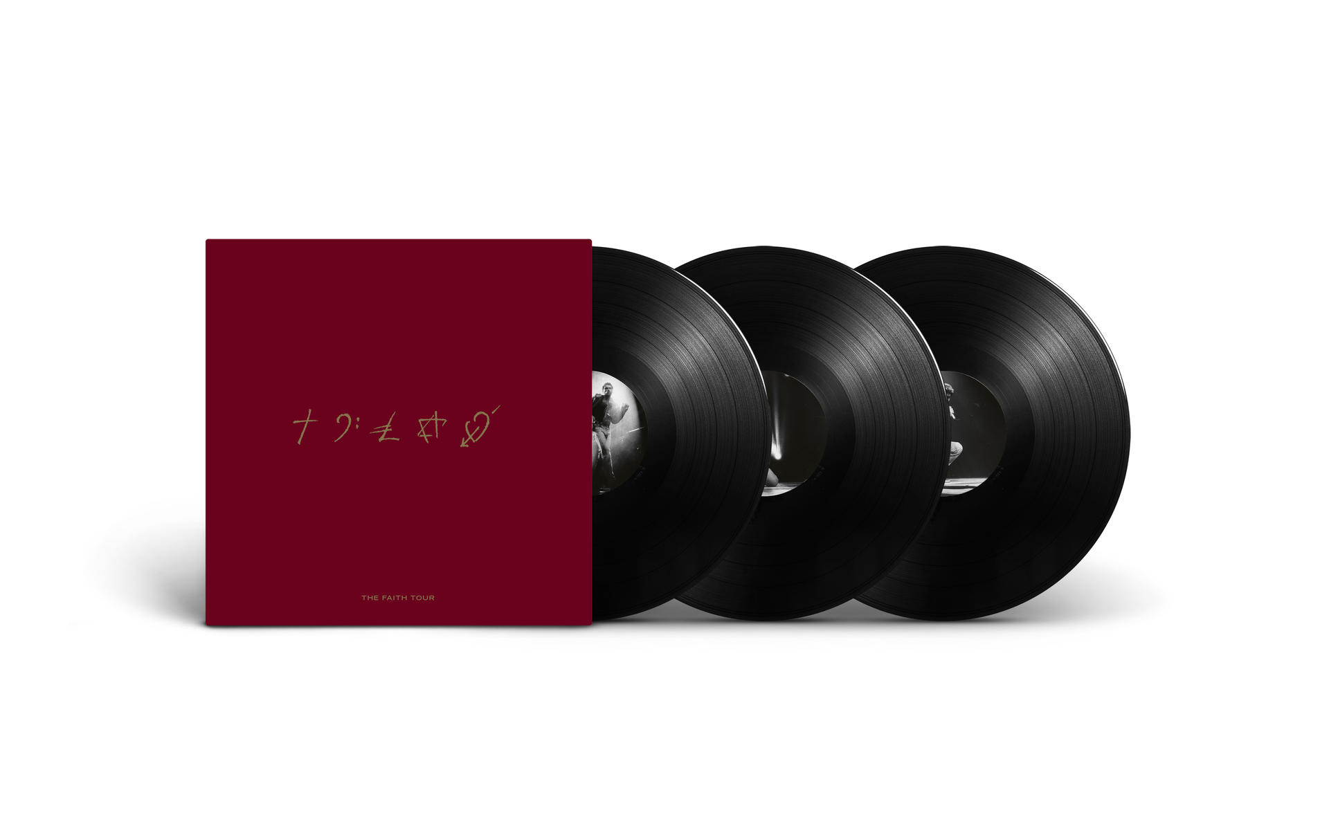 Ein dunkelrotes Albumcover und drei schwarze Vinylschallplatten auf weißem Hintergrund.