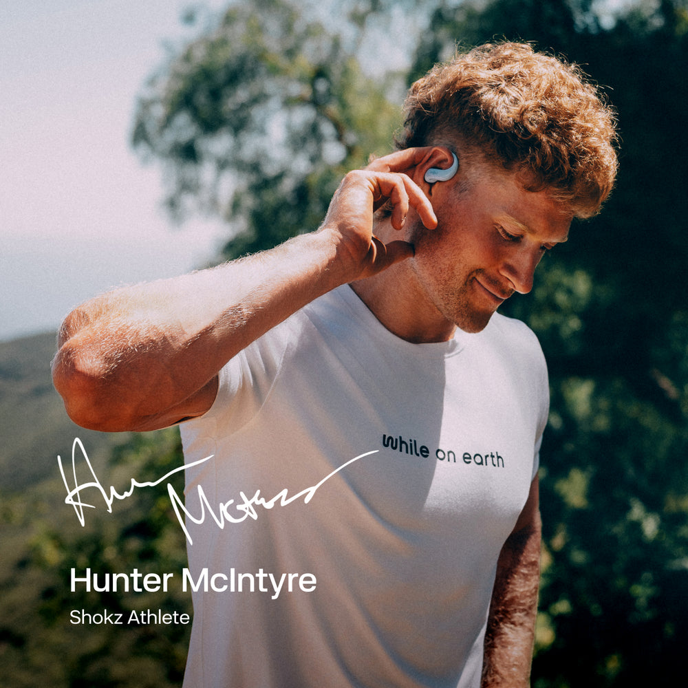 Sportowiec Hunter McIntyre ma na sobie odzież sportową i białe słuchawki.