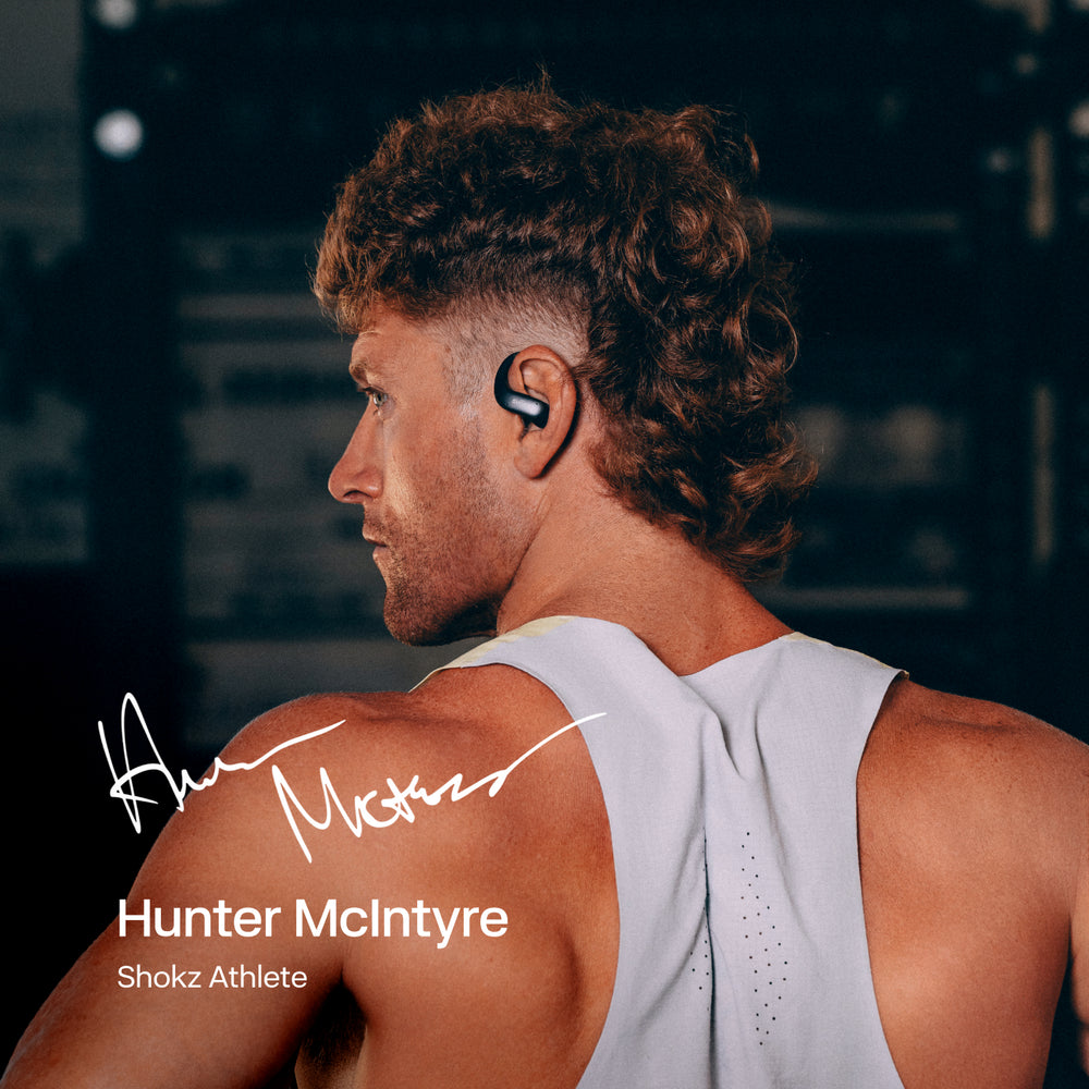 Sportowiec Hunter McIntyre z krótką fryzurą i słuchawkami Shokz.