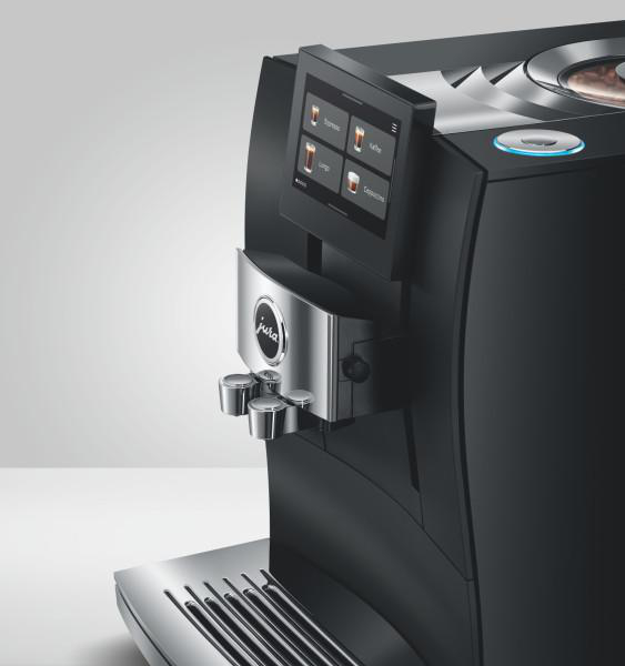 Moderne schwarze Jura Kaffeemaschine mit Touch-Display und silberner Düse.