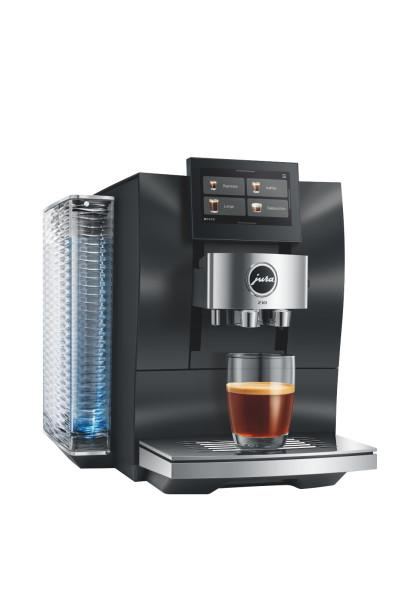 Eine schwarze Jura-Kaffeemaschine mit einem Glas Espresso auf der Abtropfschale und Wassertank an der Seite.