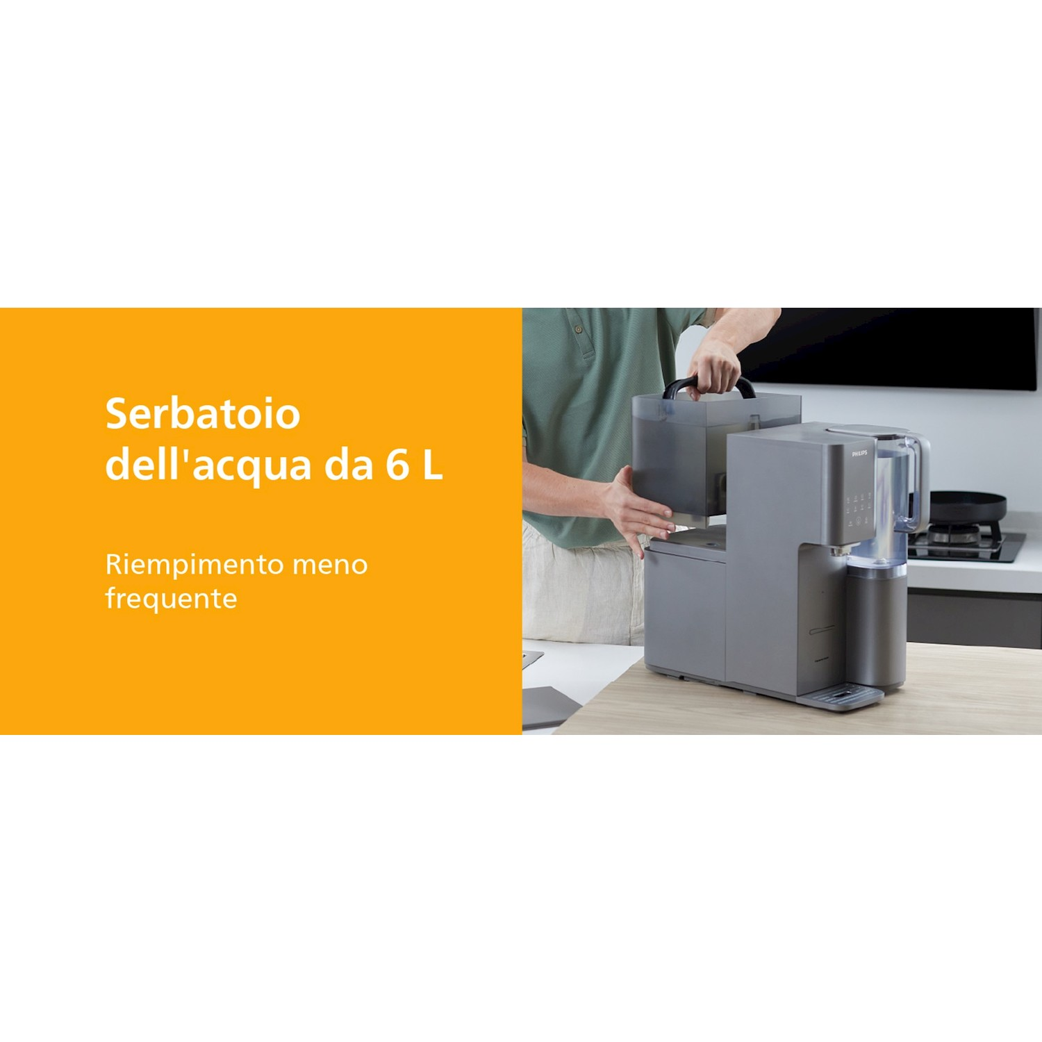 Persona inserisce il serbatoio d'acqua in una macchina da caffè Philips, con testo giallo.