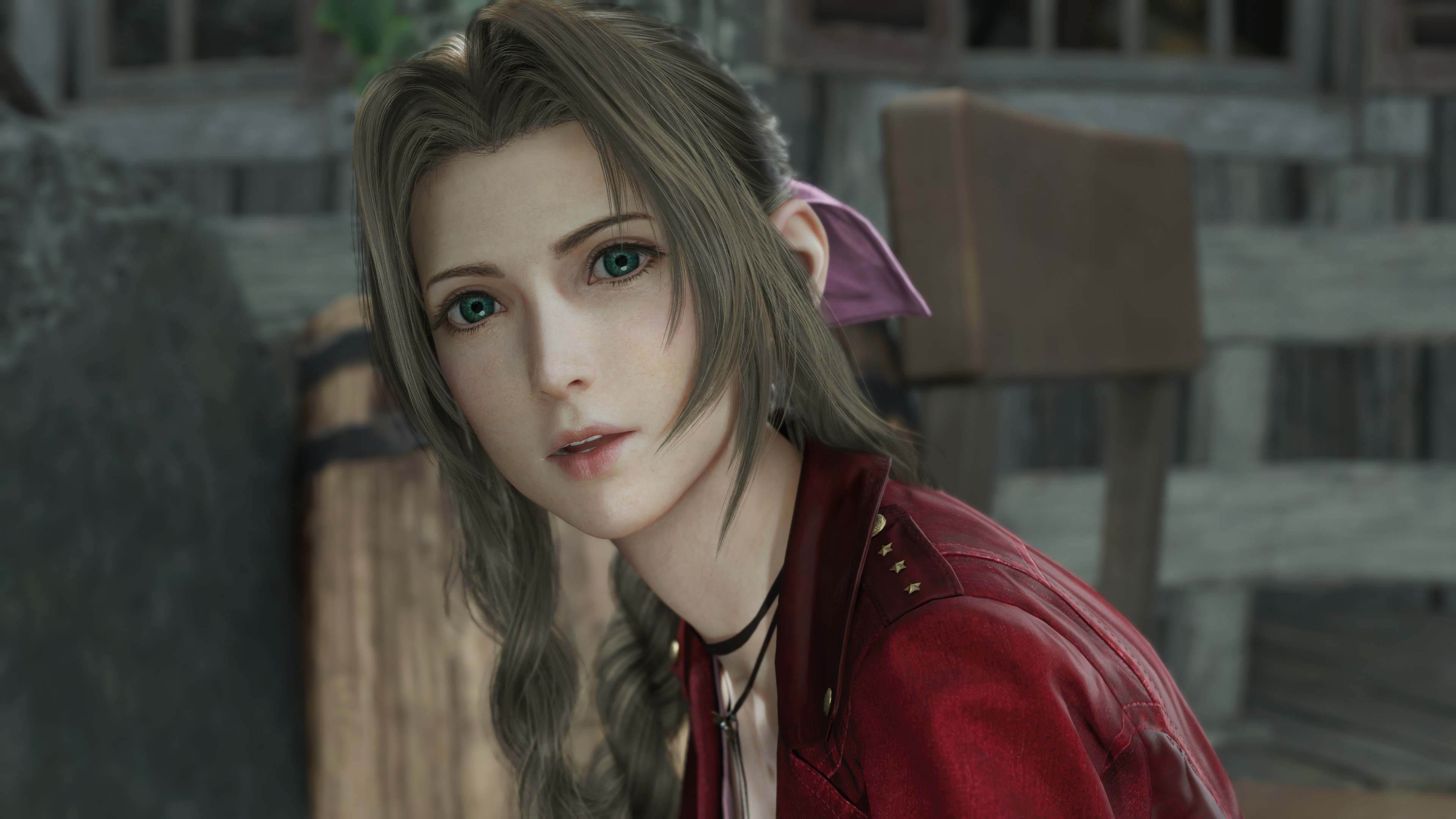 Primer plano de Aerith con cabello castaño, ojos verdes y chaqueta roja, con fondo difuminado.