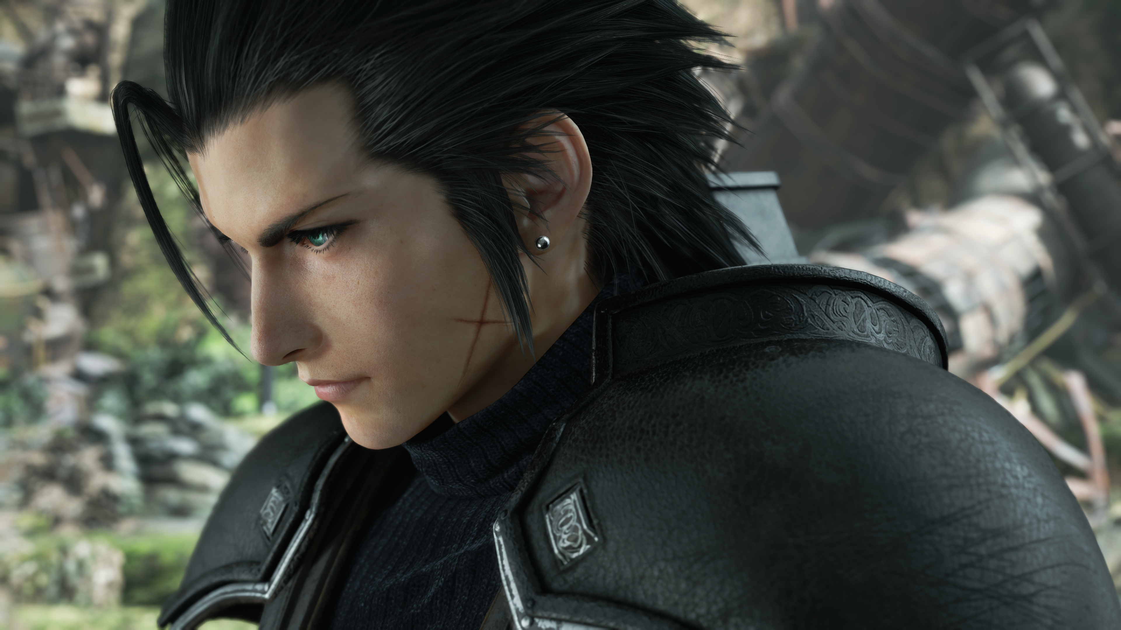 Primer plano de Zack Fair con cabello negro, una cicatriz en forma de X en la cara y armadura oscura.
