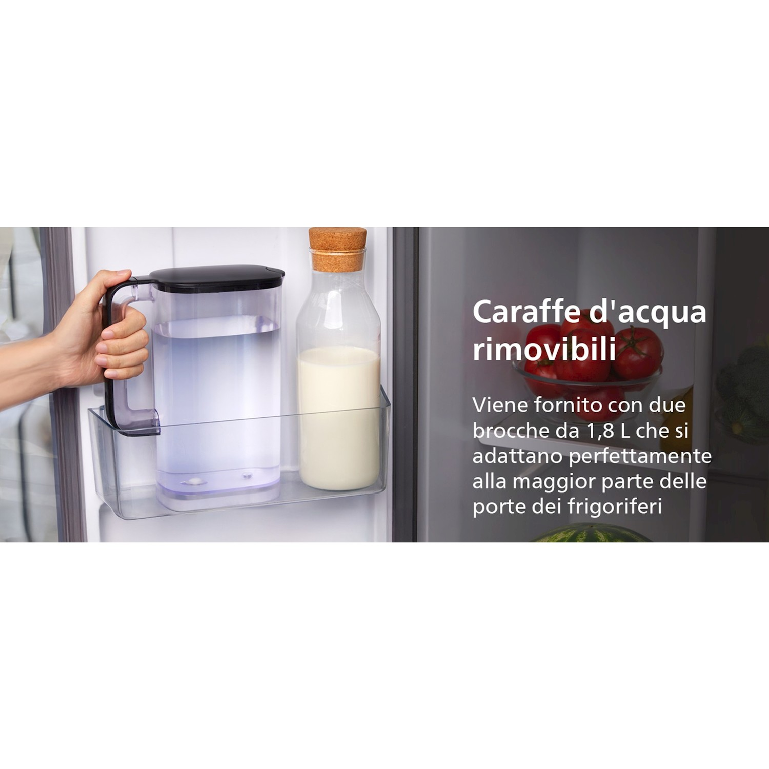 Mano afferra una caraffa d'acqua nella porta del frigo, accanto c'è una bottiglia.