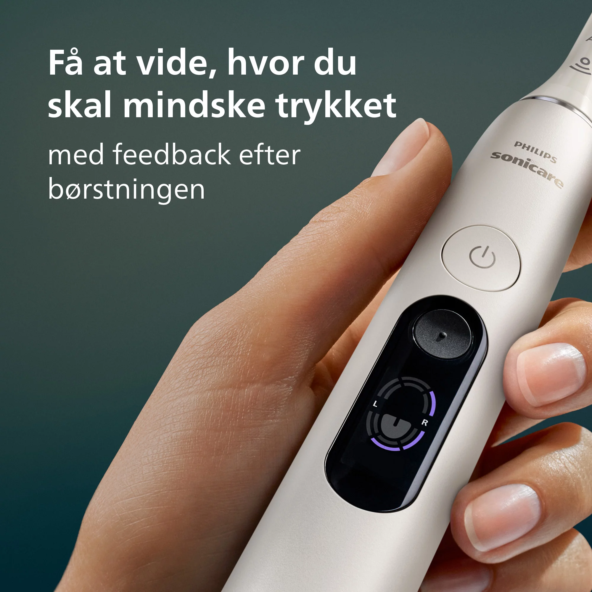 Kéz tart egy fehér Philips Sonicare elektromos fogkefét digitális kijelzővel és dán szöveggel.