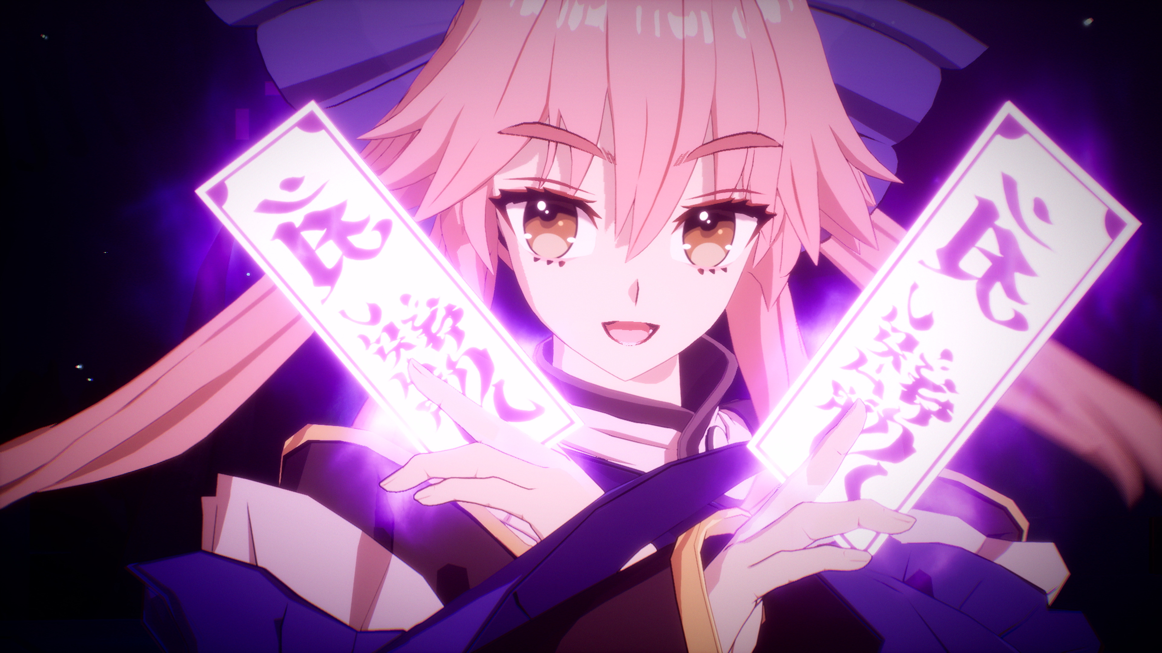 Chica anime de pelo rosa y ojos amarillos sostiene dos pergaminos mágicos brillantes con texto japonés sobre fondo oscuro.